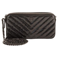 Chanel So Schwarze Clutch mit doppeltem Reißverschluss und Kette Chevron zerknittert Metallic Patent