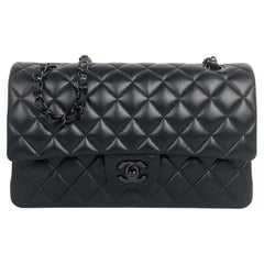 Bolso Clásico Chanel So Negro Piel de Cordero 10" Mediano Doble Solapa