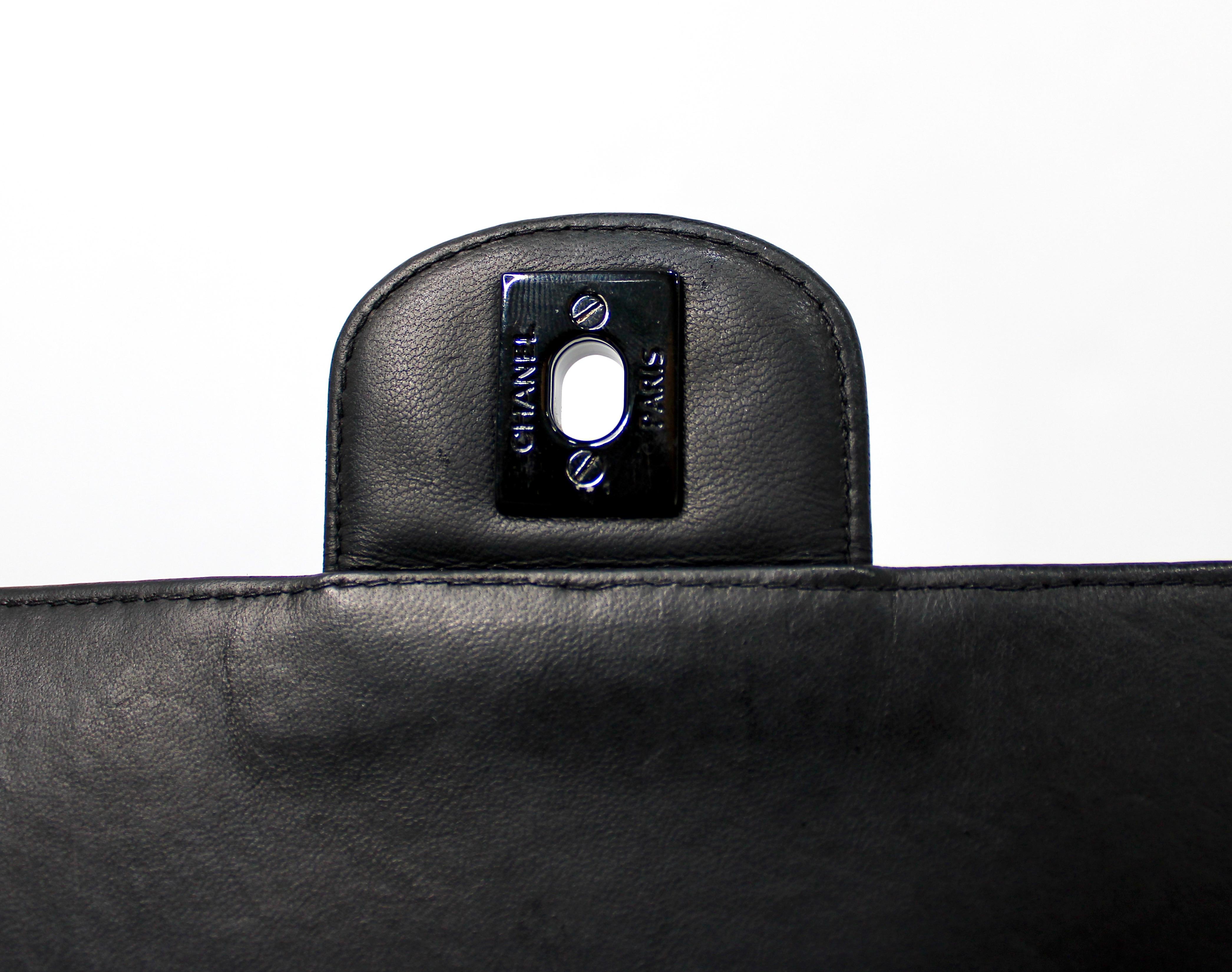 Chanel So Schwarz Lammfell Einzelne Klappe Handtasche circa 1990s im Angebot 6