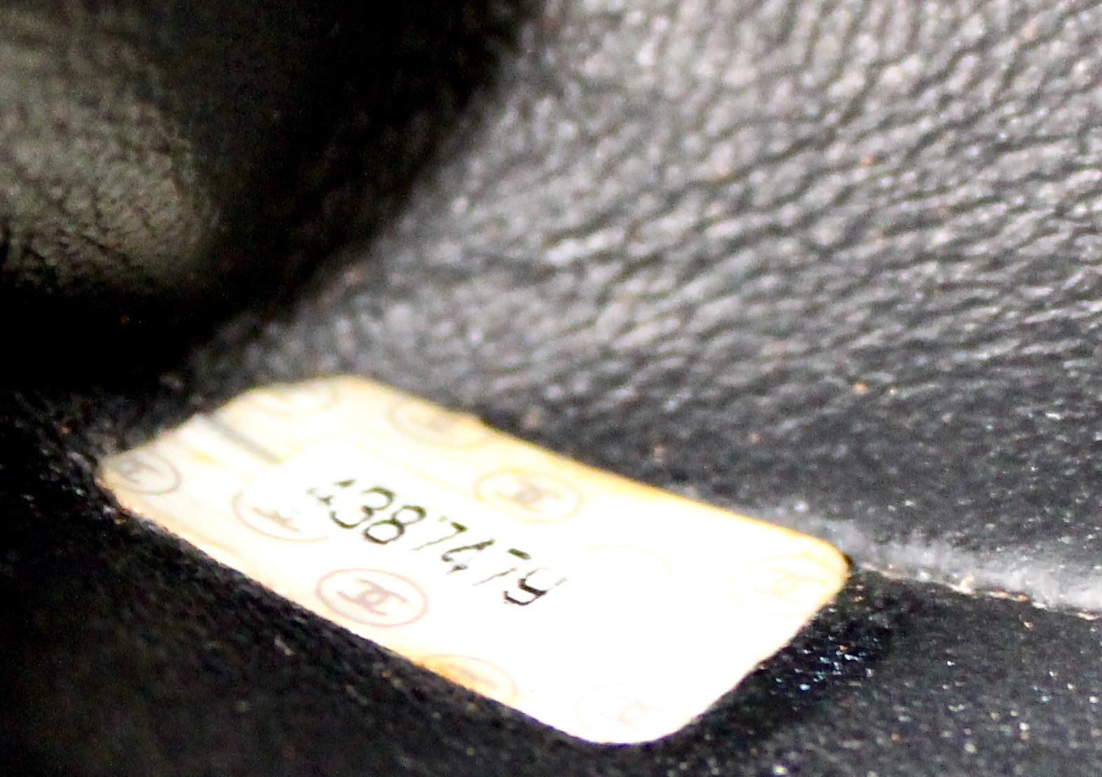 Chanel So Schwarz Lammfell Einzelne Klappe Handtasche circa 1990s im Angebot 9