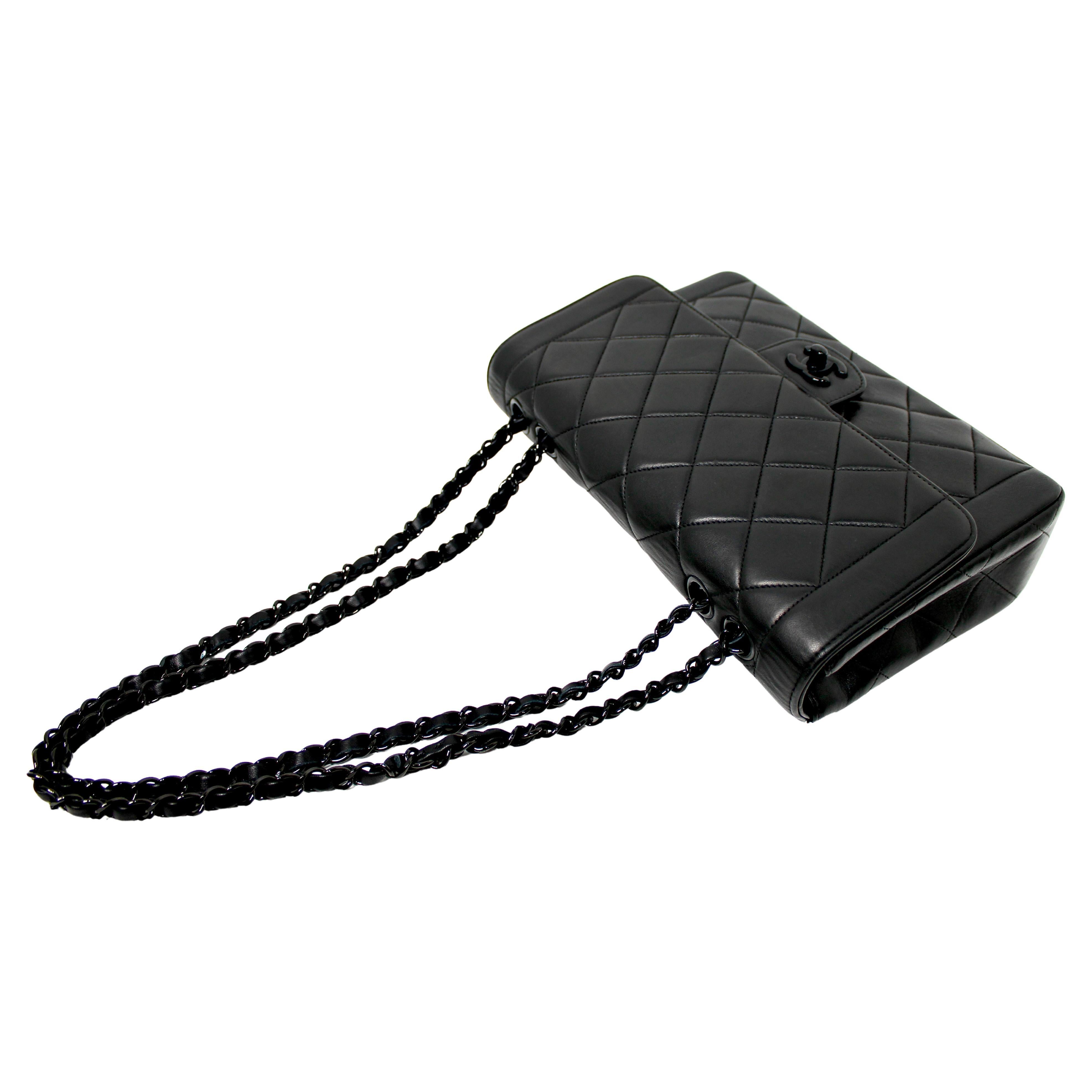 Die Chanel So Black Lambskin Single Flap Handtasche aus den 1990er Jahren ist ein zeitloses Stück, das Raffinesse und klassische Eleganz ausstrahlt. Diese aus luxuriösem schwarzem Lammleder gefertigte Handtasche weist das ikonische Steppmuster auf,