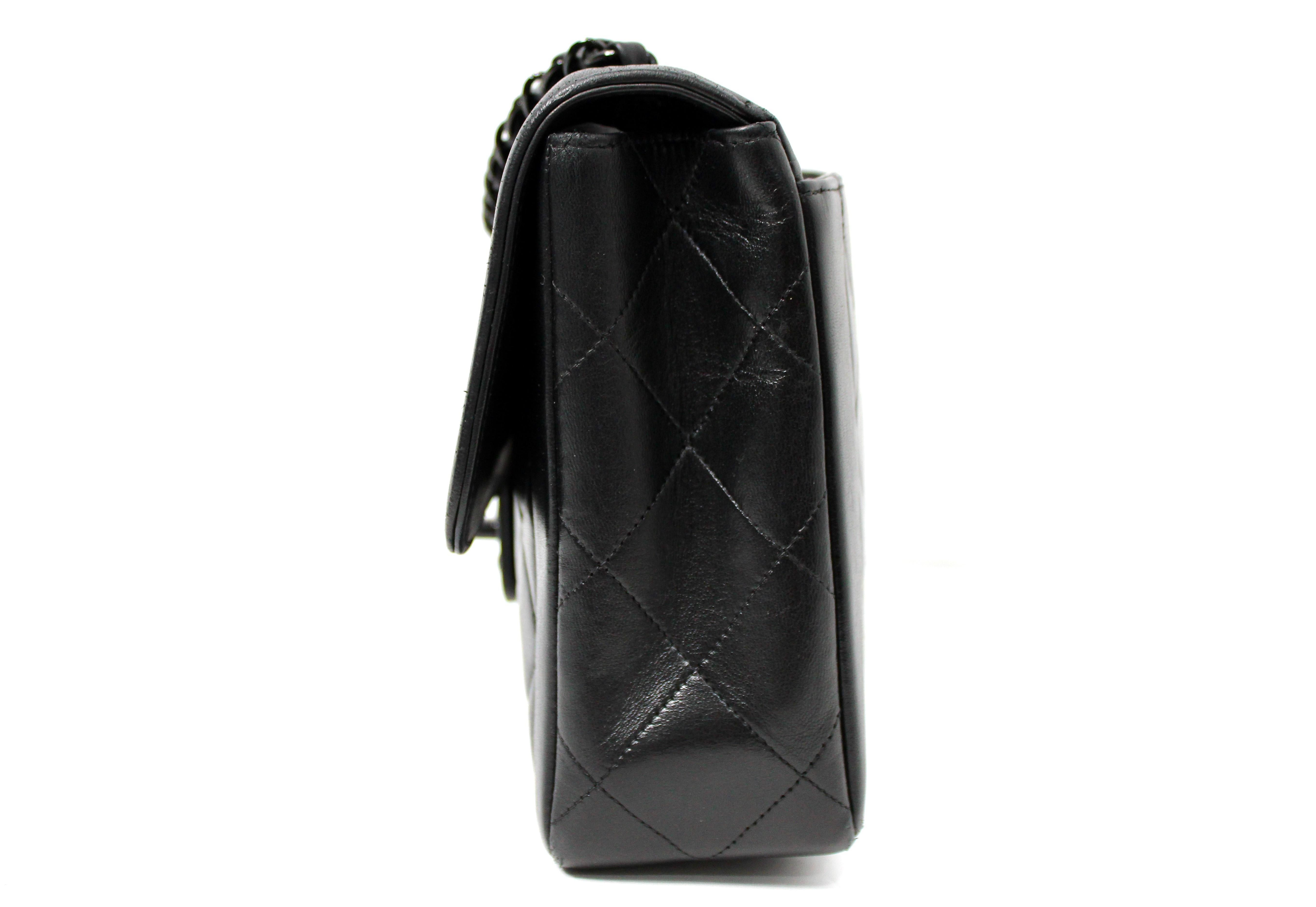Chanel So Schwarz Lammfell Einzelne Klappe Handtasche circa 1990s Damen im Angebot
