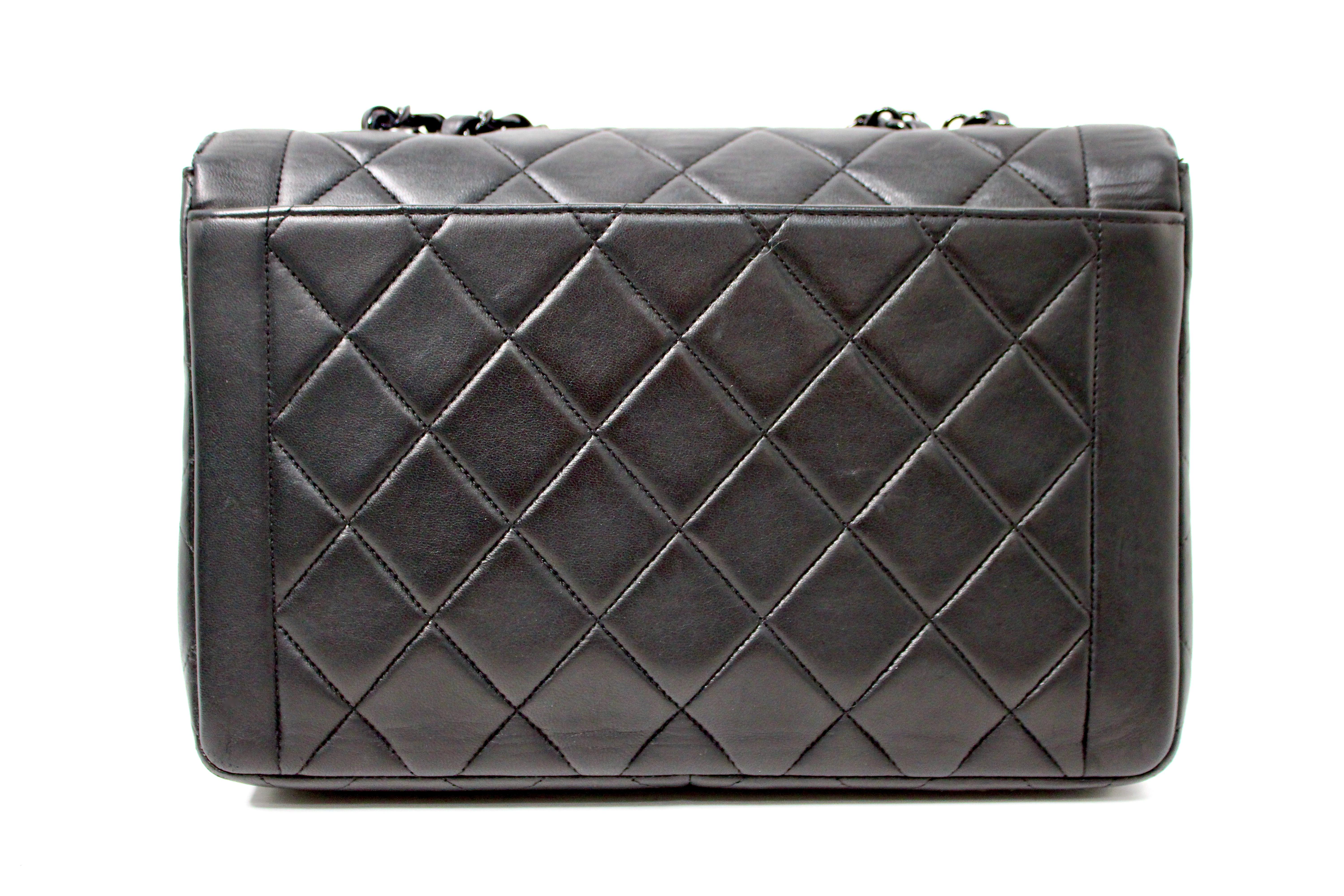 Chanel So Schwarz Lammfell Einzelne Klappe Handtasche circa 1990s im Angebot 1