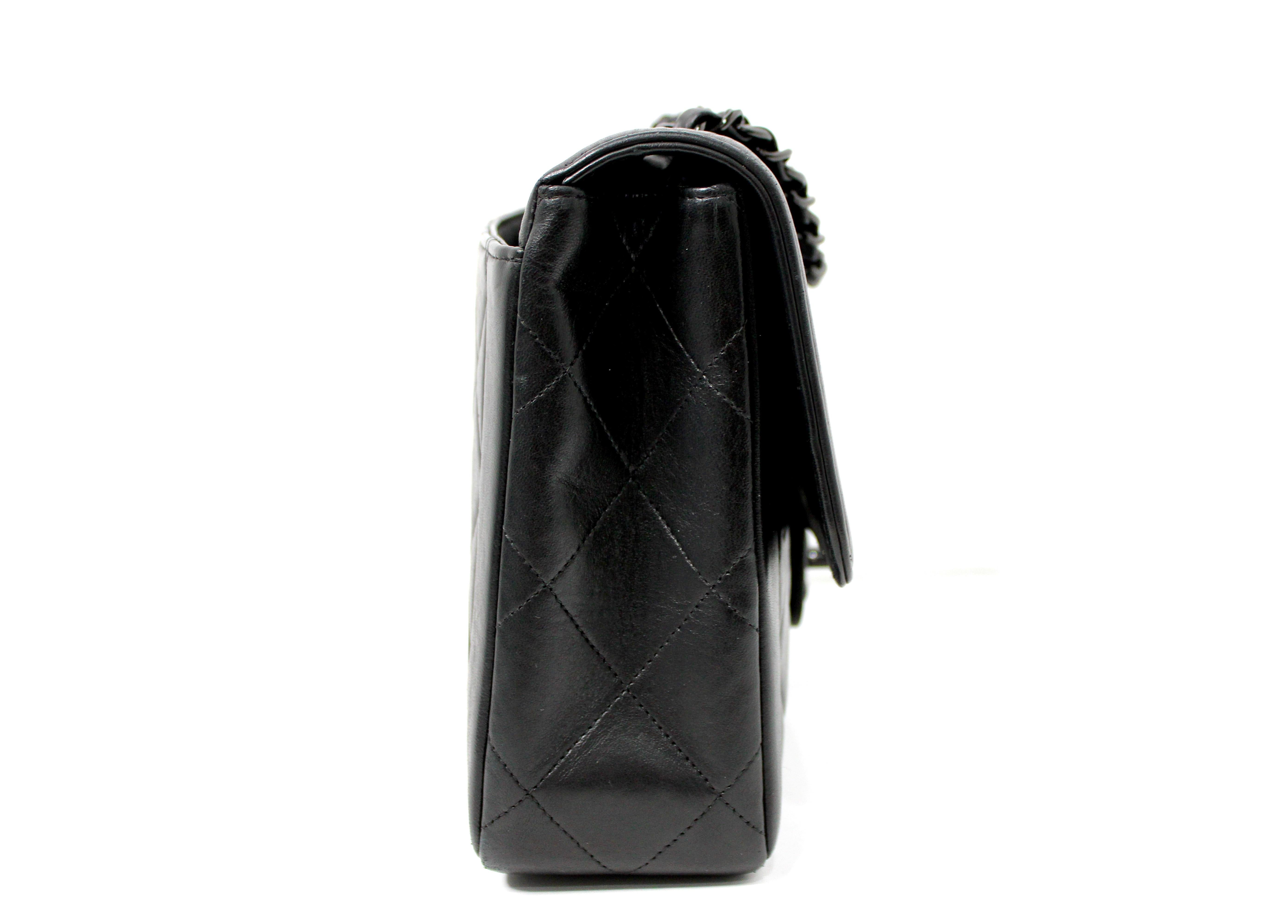 Chanel So Schwarz Lammfell Einzelne Klappe Handtasche circa 1990s im Angebot 2