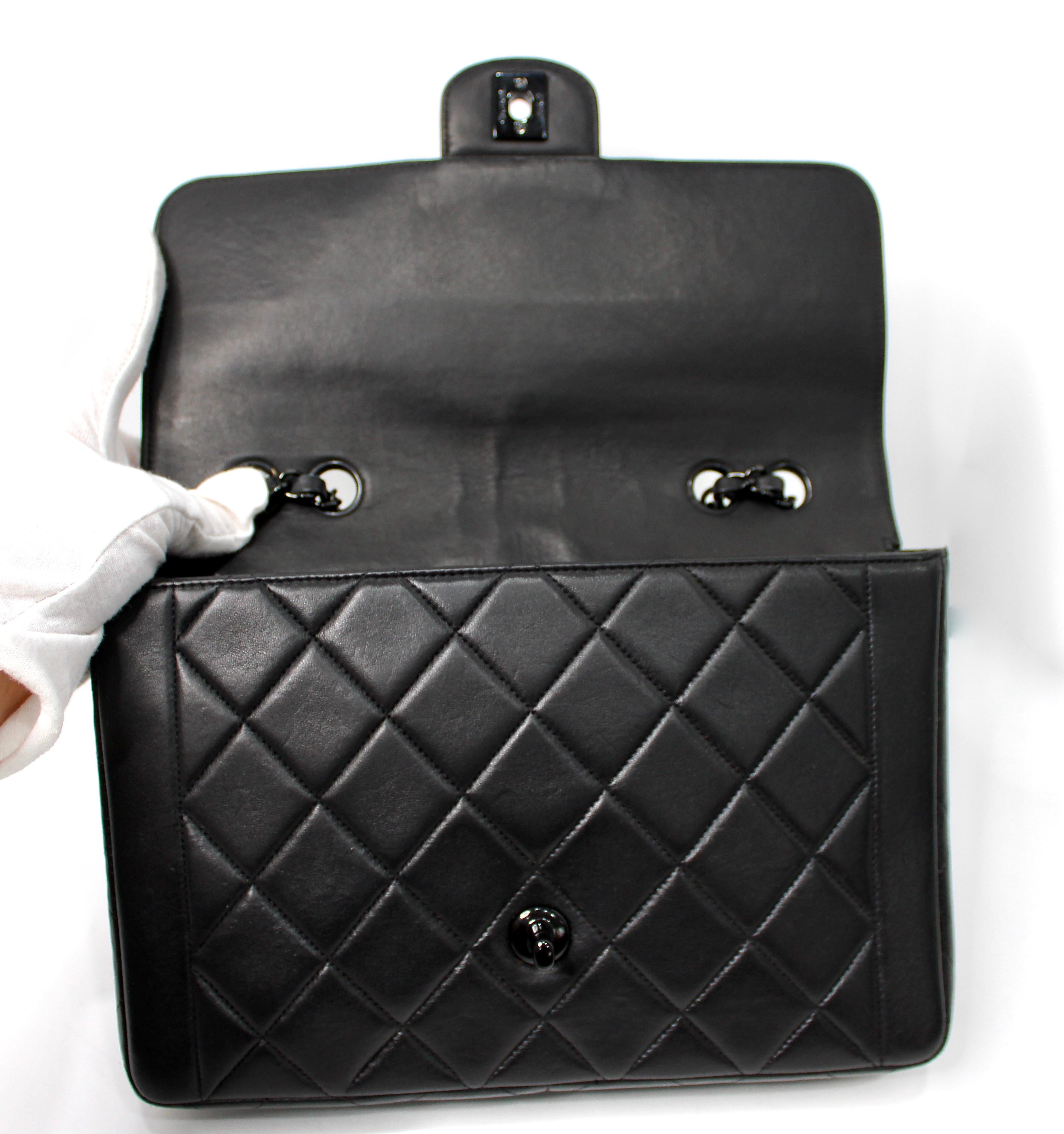 Chanel So Schwarz Lammfell Einzelne Klappe Handtasche circa 1990s im Angebot 5