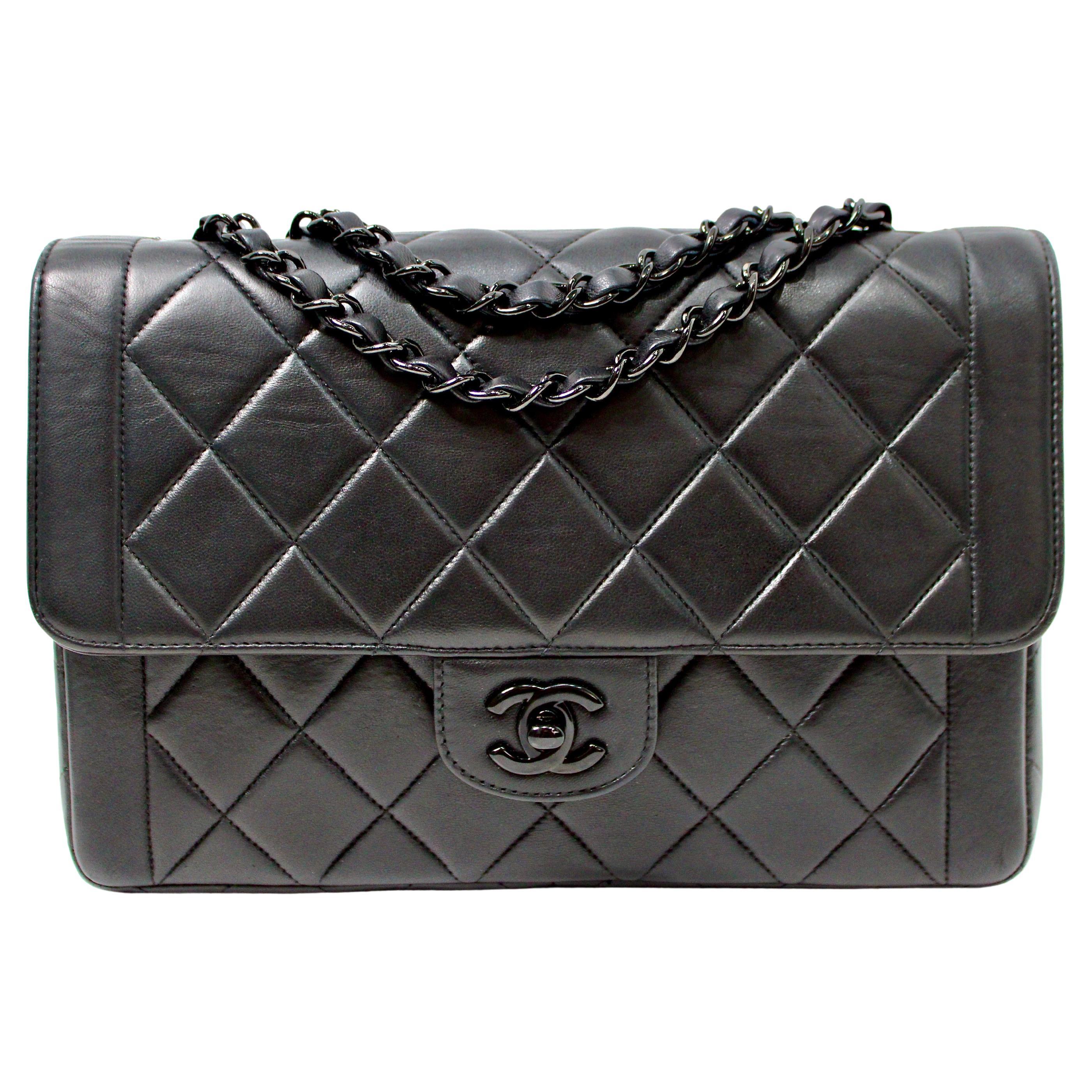 Chanel So Schwarz Lammfell Einzelne Klappe Handtasche circa 1990s im Angebot