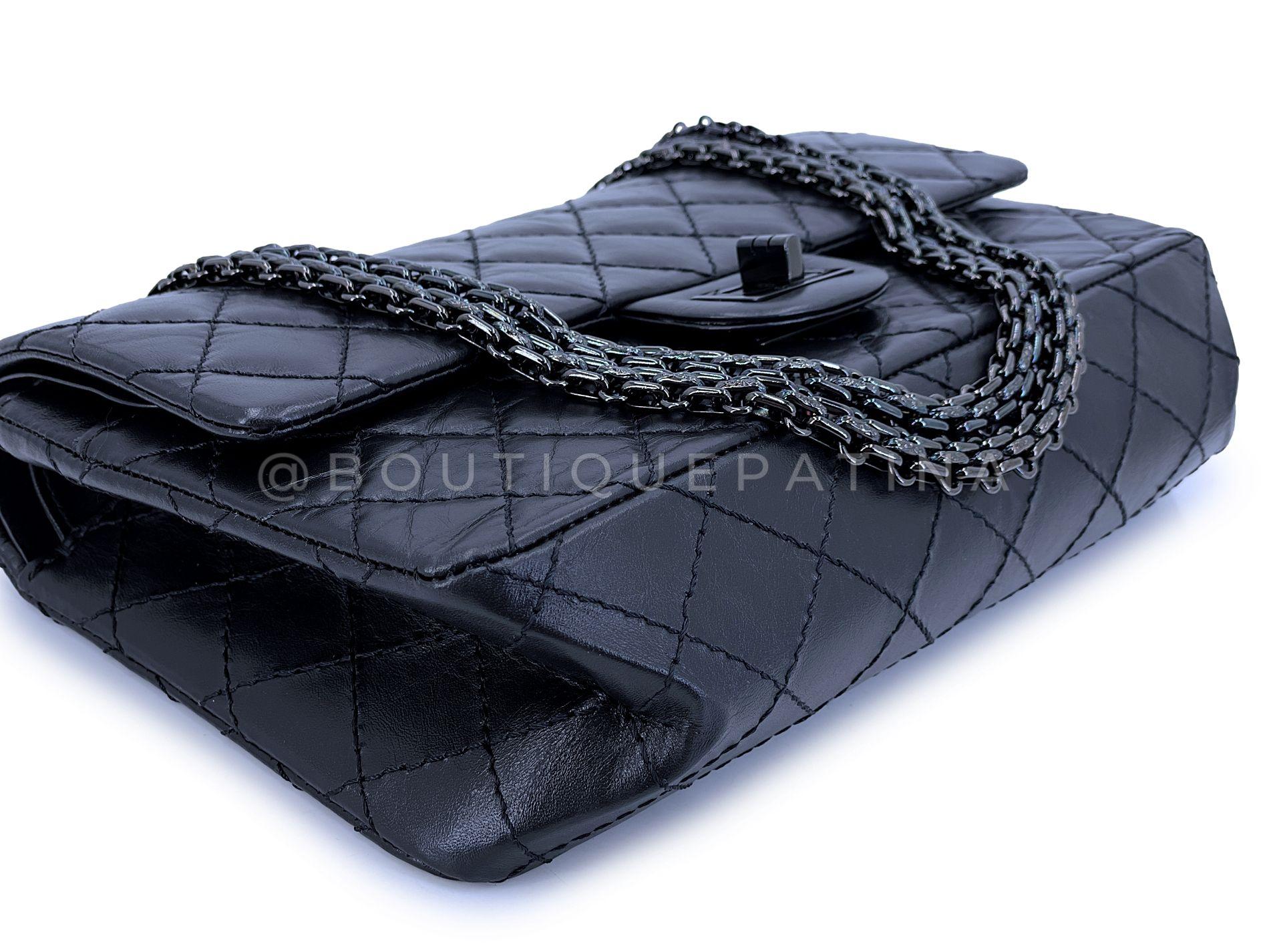Chanel So Black Medium 2.55 225 Reissue Flap Bag 68355 In condizioni ottime a Costa Mesa, CA