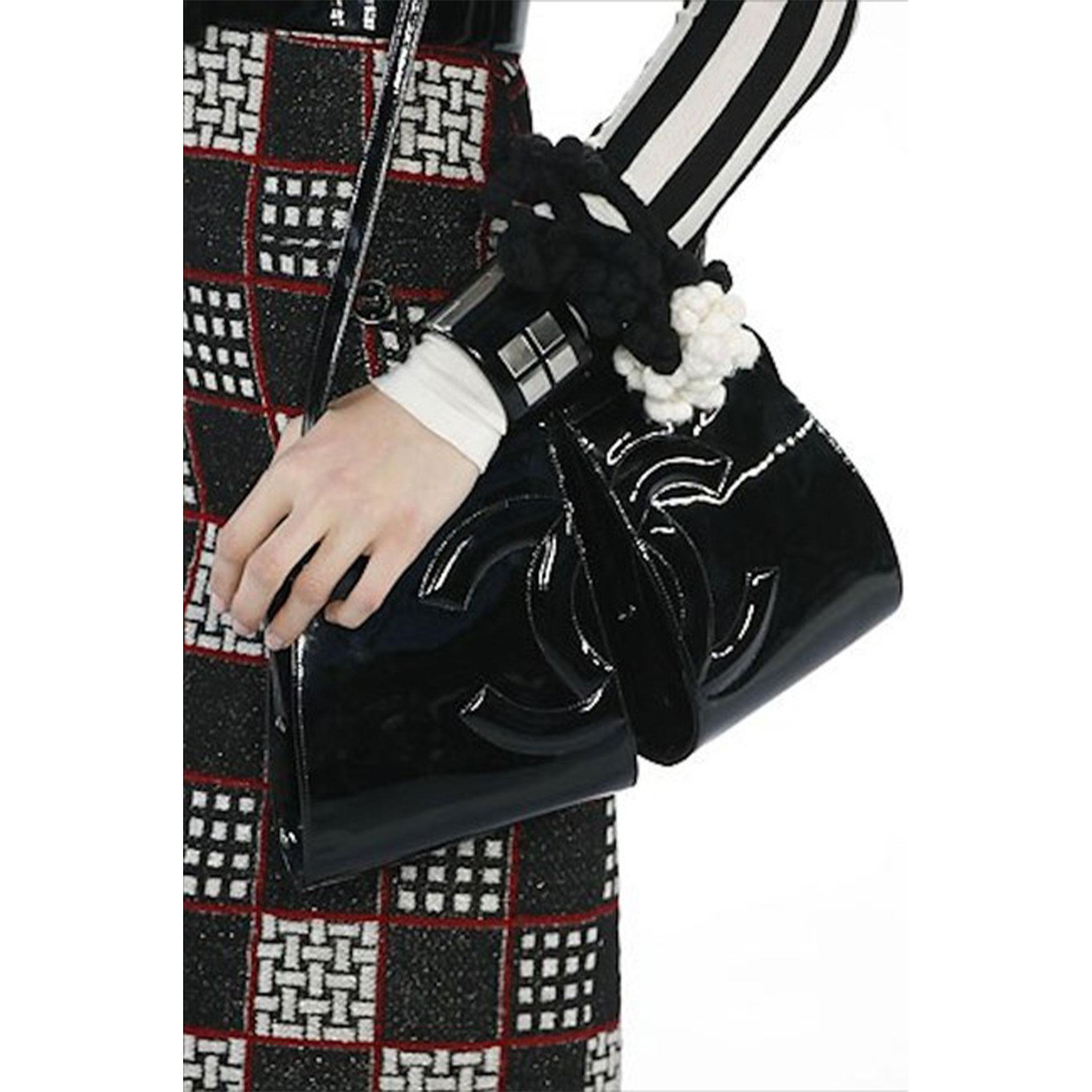 Women's or Men's Chanel So Black Patent Leather Double Twin Split Frame Cross Body Bag For Sale