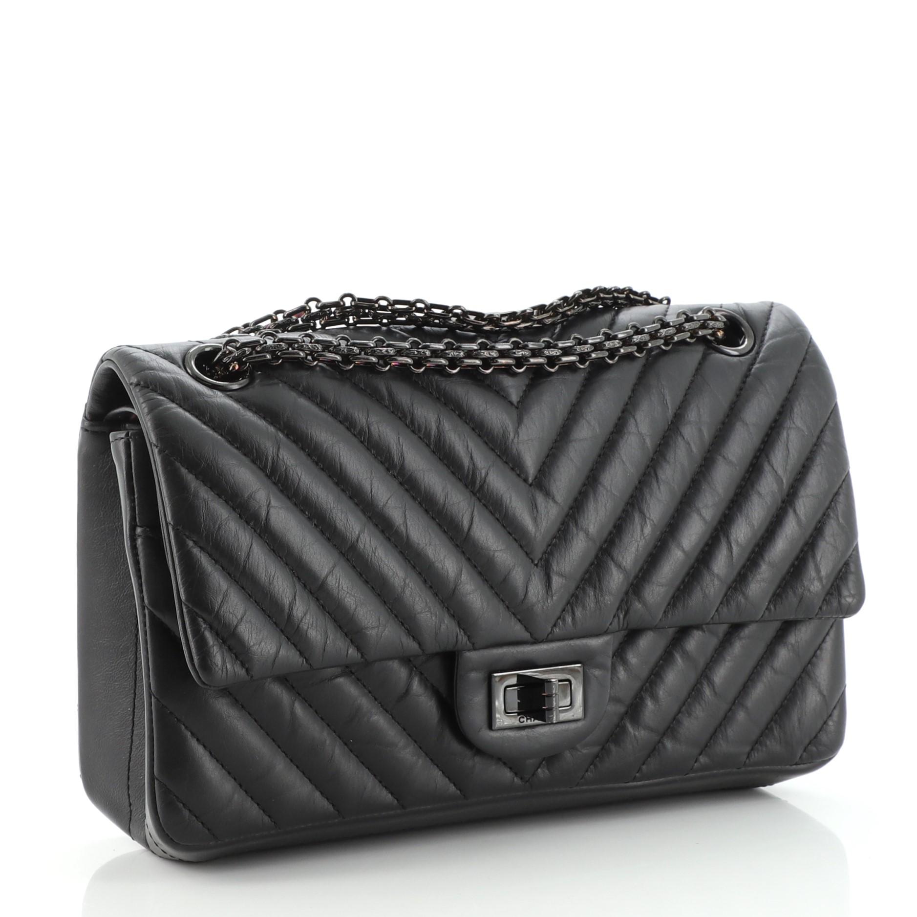 Bolso Chanel So Black Reissue 2.55 Flap Chevron Piel de becerro envejecida 225 Negro