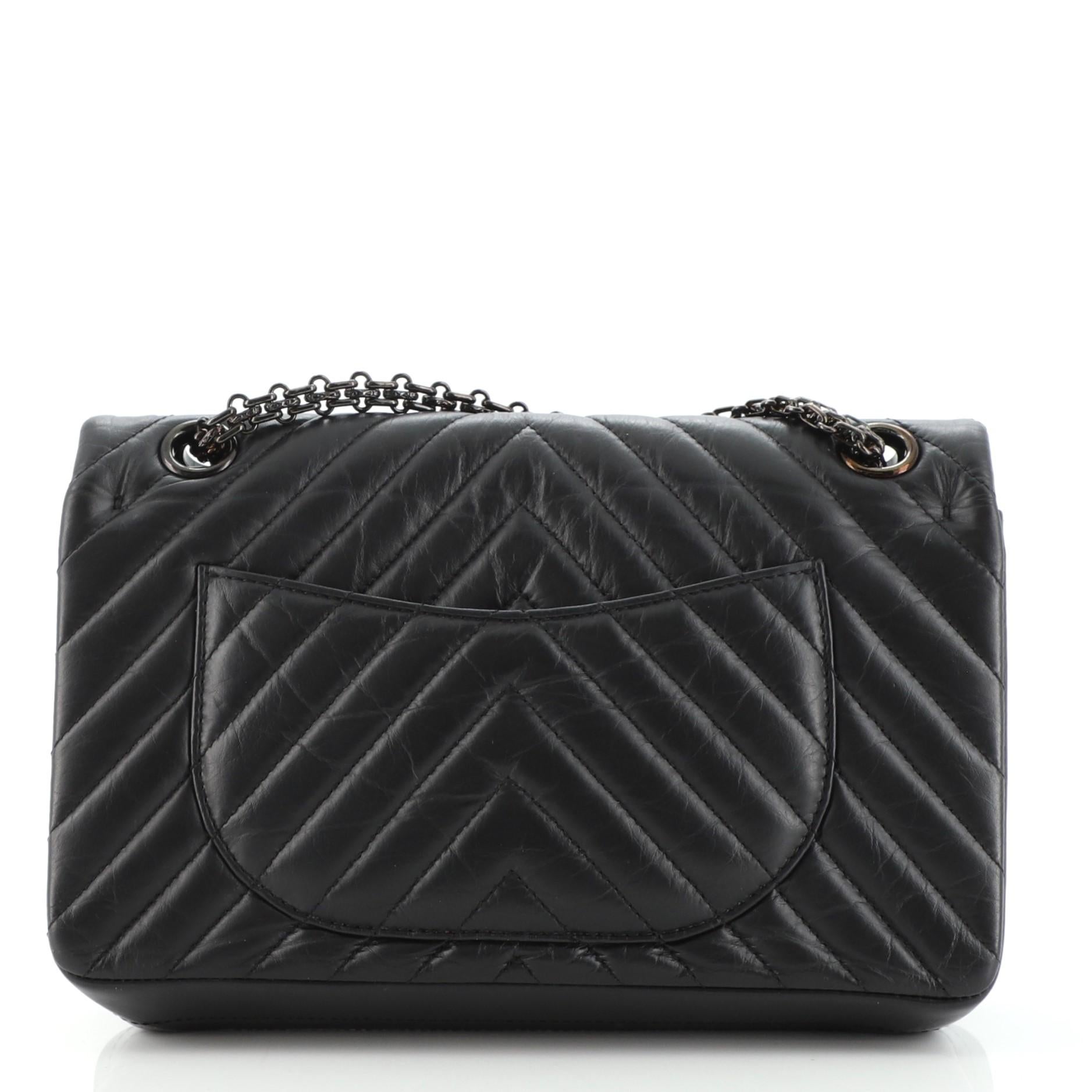 Bolso Chanel So Black Reissue 2.55 Flap Chevron Piel de becerro envejecida 225 en Bueno Estado en NY, NY