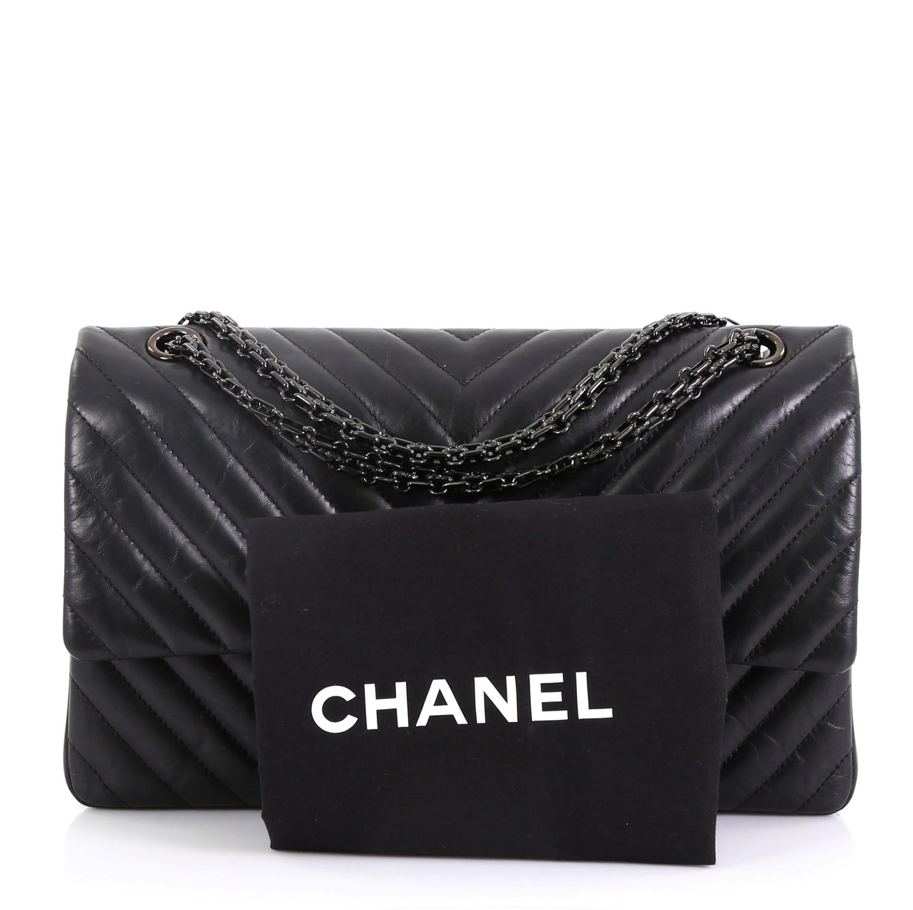 This Chanel So Black Reissue 2.55 Flap Bag Chevron Aged Calfskin 226, crafted from black chevron aged calfskin, features dual reissue chain straps, exterior back slip pocket, and gunmetal-tone hardware. Its mademoiselle turn-lock closure opens to a