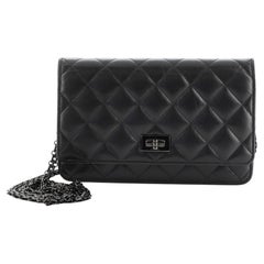 Chanel So Black - Portefeuille sur chaîne 2.55 en cuir de veau vieilli matelassé, réédition