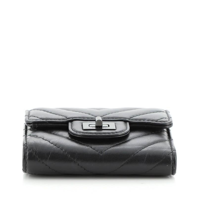 Chanel So Black Reissue Compact Wallet Chevron Sheepskin In Good Condition In NY, NY