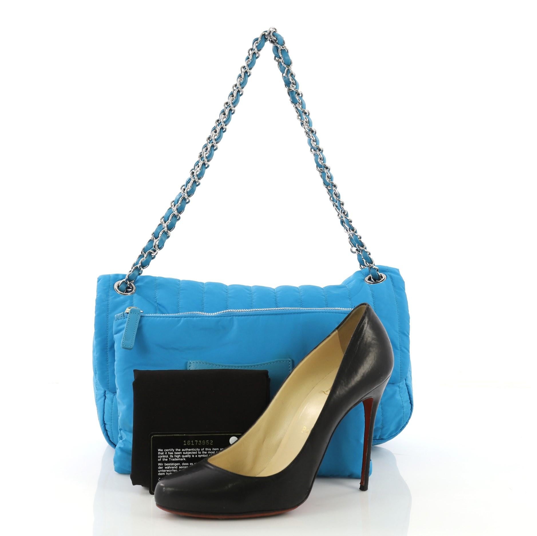 Diese Chanel Soft Shell Flap Bag Vertical Quilted Nylon Jumbo:: gefertigt aus blauem:: vertikal gestepptem Nylon:: verfügt über einen eingewebten Lederkettenriemen:: eine vordere Klappe und silberfarbene Hardware. Der CC-Drehverschluss und der