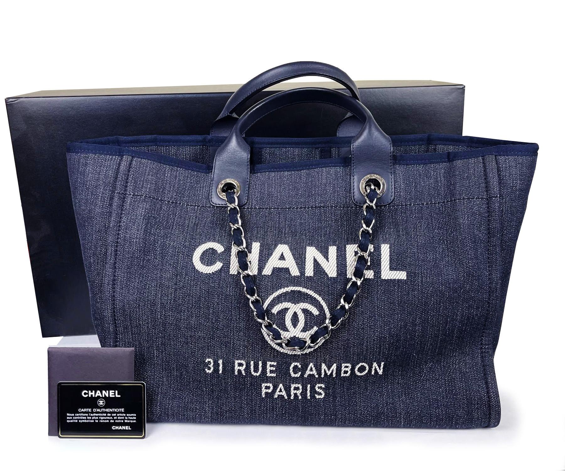 Chanel Sold Out Navy Denim Deauville Tote Shoulder Bag

*marqué 2318XXXX
*Fabriqué en Italie
*Livré avec la boîte d'origine, la carte de numéro de contrôle et le livret.
* Vu sur Rihanna et Miranda Kerr
* Matériel argenté

-Il mesure environ 14,75