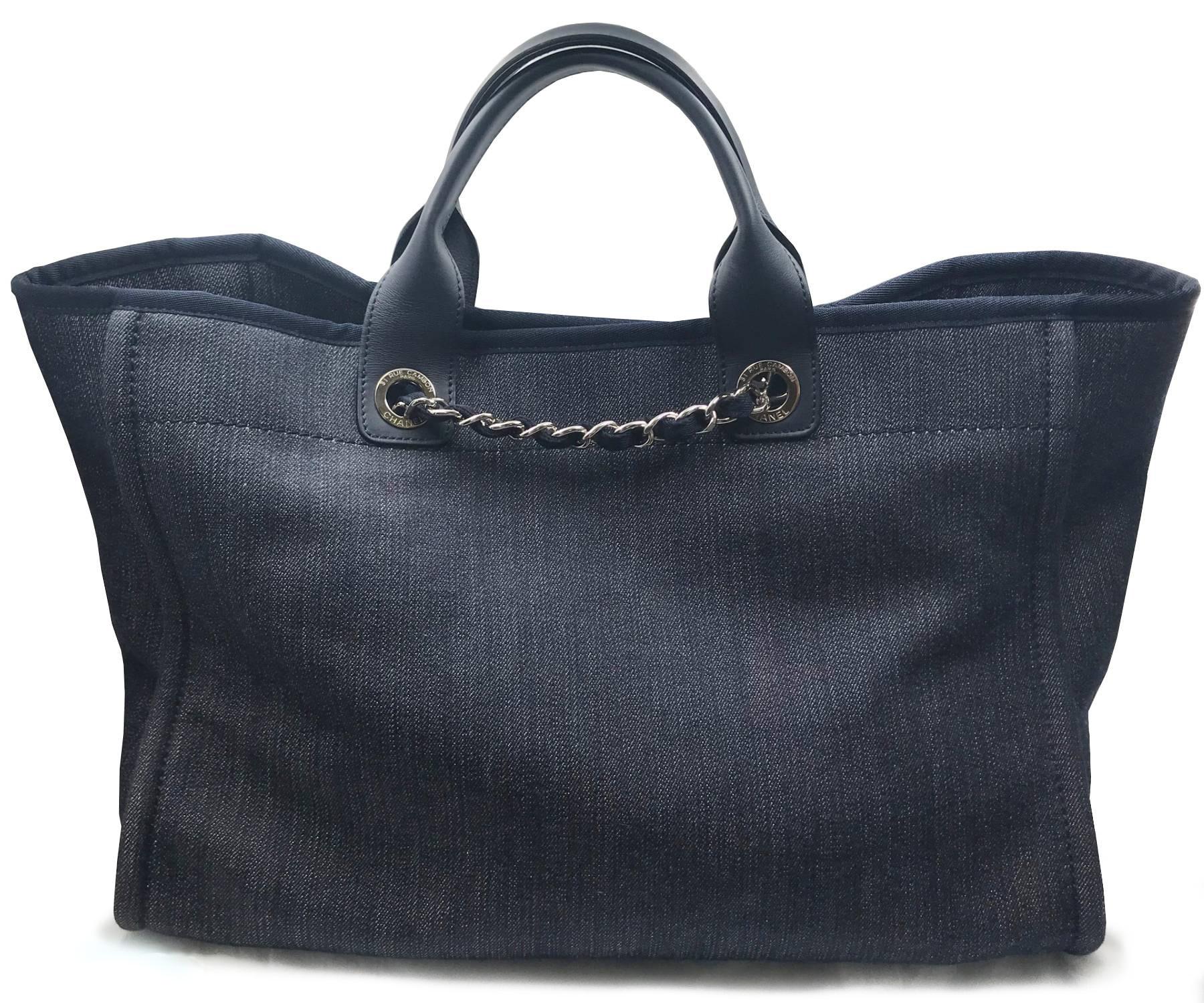 Noir Chanel Sold Out Navy Denim Deauville Tote Shoulder Bag  en vente