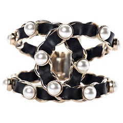 Chanel Bracelet manchette Soldout en cuir d'agneau noir avec chaîne en perles et or