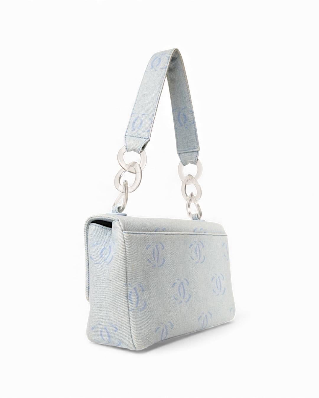Borsa firmata Chanel, modello Sottospalla, realizzata in denim azzurra con hardware argento. Dotée d'une patte avec le logo classique de la marque trasparente 