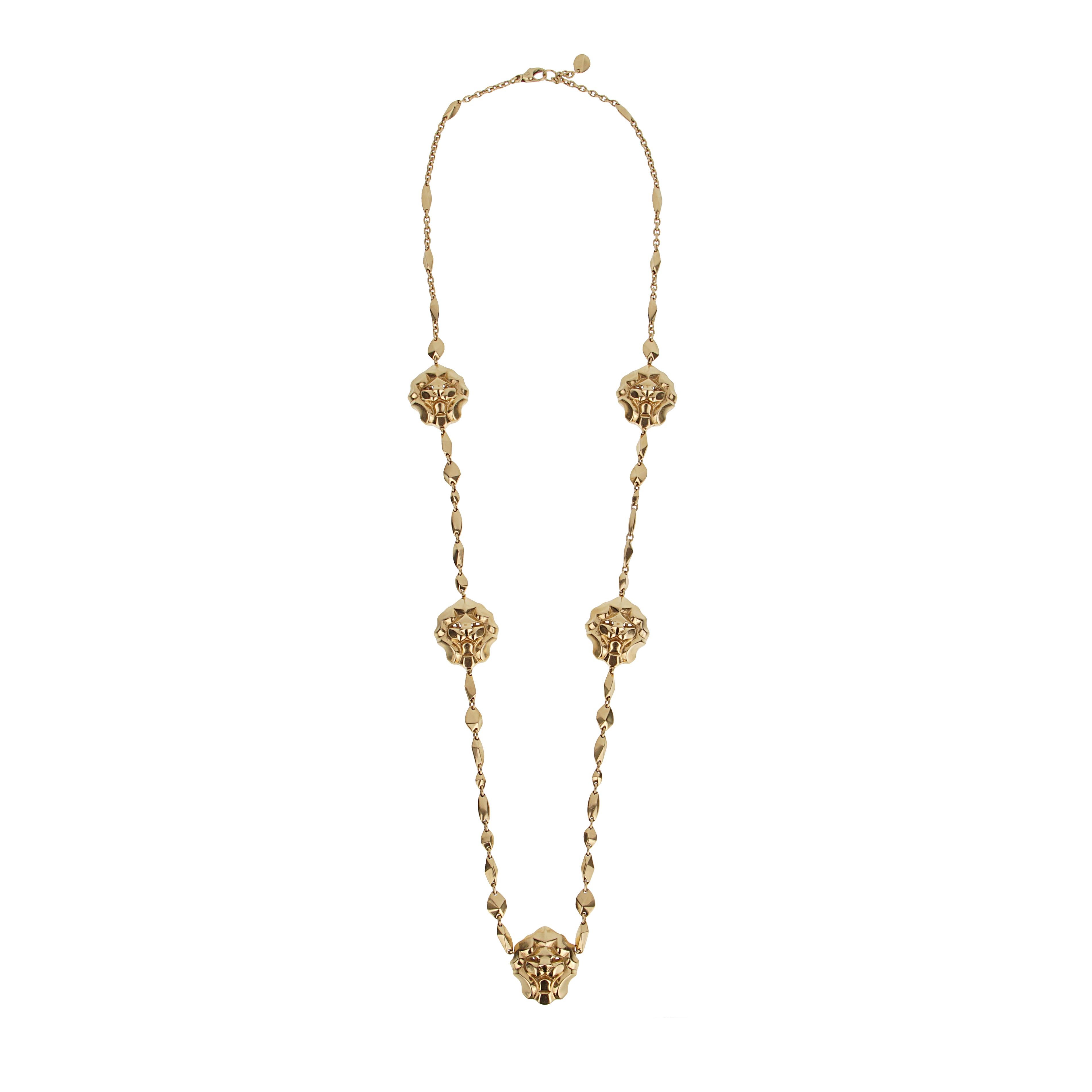 Le collier Sautoir Chanel Sous Le Signe Du Lion en or jaune 18 carats est un hommage audacieux à la muse astrologique de Coco Chanel, le Lion. Mesurant 28 pouces et 89 grammes, il présente cinq médaillons à tête de lion sculptés de manière complexe