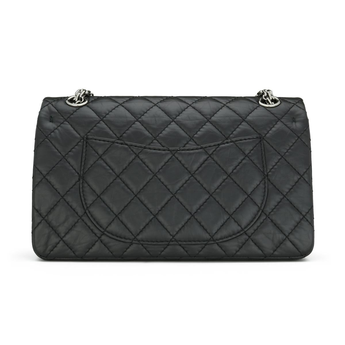 Noir CHANEL Space Charms 2.55 Reissue 225 Sac à rabat en cuir de veau vieilli noir 2017 en vente