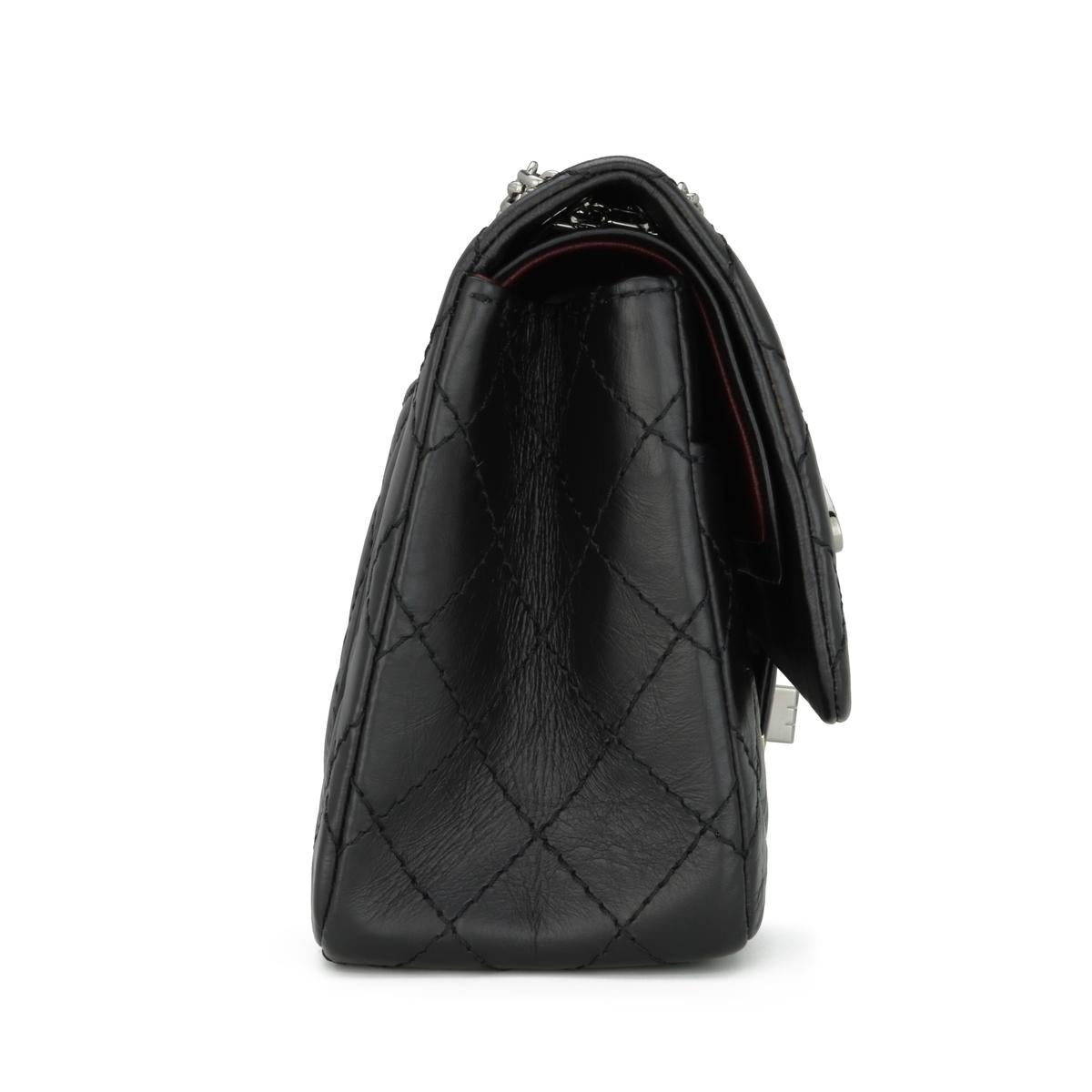 CHANEL Space Charms 2.55 Reissue 225 Sac à rabat en cuir de veau vieilli noir 2017 Unisexe en vente