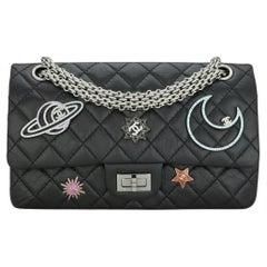 CHANEL Space Charms 2.55 Reissue 225 Bolso con solapa Piel de becerro negra envejecida 2017