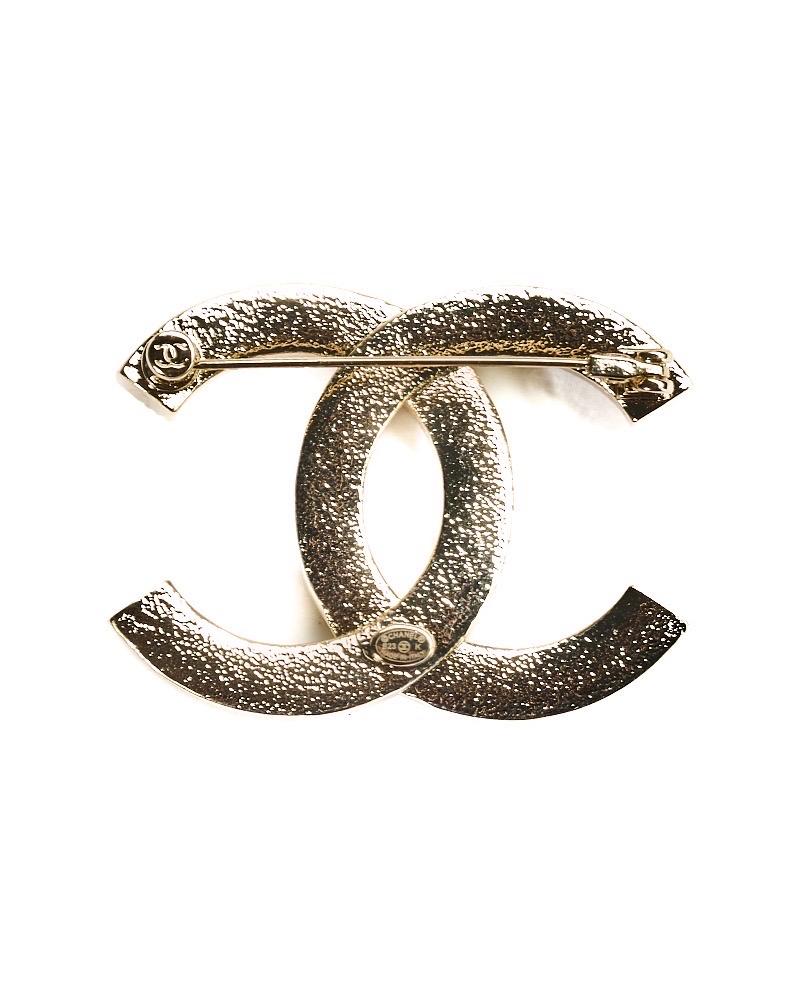Spilla firmata Chanel, presenta il celebre logo del marchio 