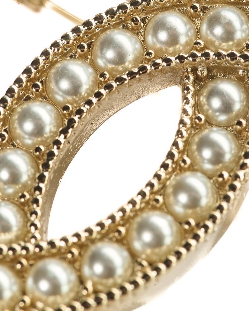 Chanel Spilla CC Logo Perla Bianca In condizioni ottime in vendita a Torre Del Greco, IT