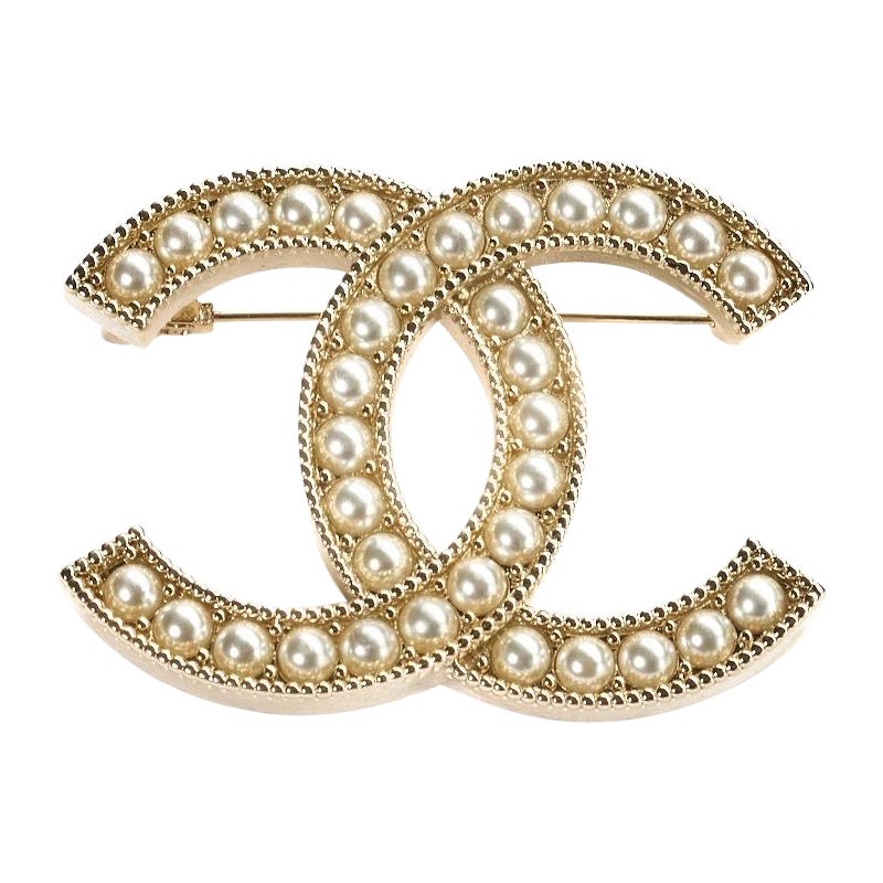 Chanel Spilla CC Logo Perla Bianca in vendita