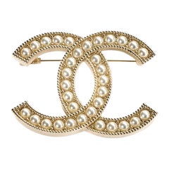 Chanel Spilla CC Logo Pearl Bianca
