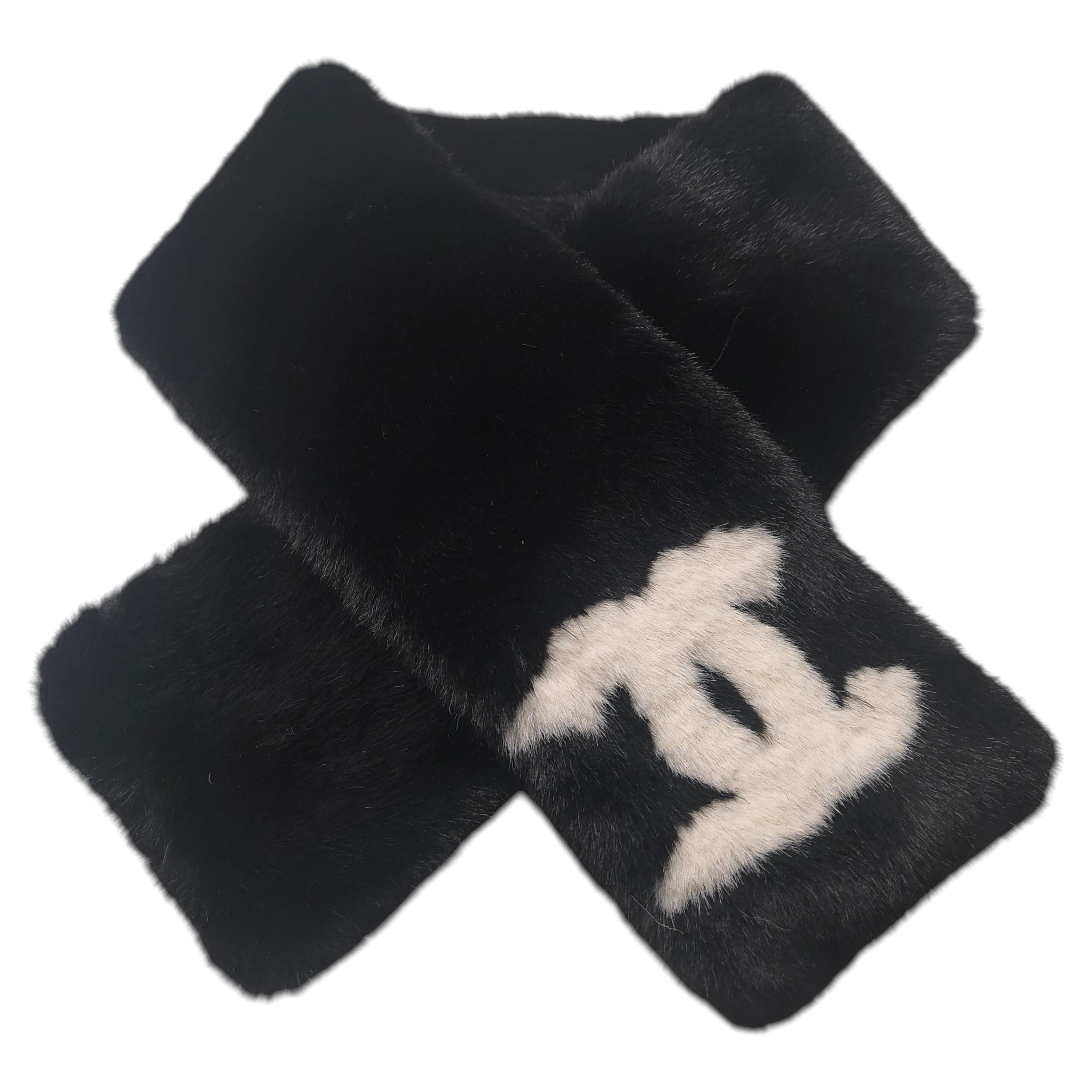 Bufanda CC de Chanel Sport en blanco y negro con pelo sintético