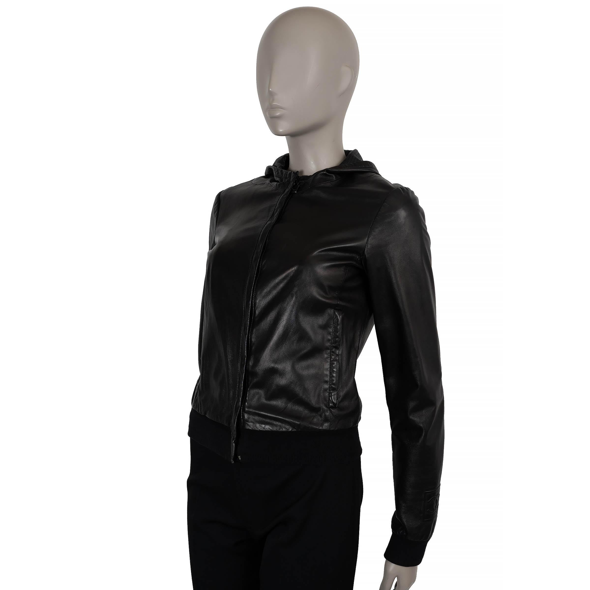 Diese 100% authentische Chanel Sport-Bomberjacke ist aus schwarzem Lammleder gefertigt. Sie verfügt über eine Kapuze und zwei Reißverschlusstaschen, die durch einen Polyester-Baumwoll-Strickstreifen mit Logo-Perforation auf der Rückseite akzentuiert