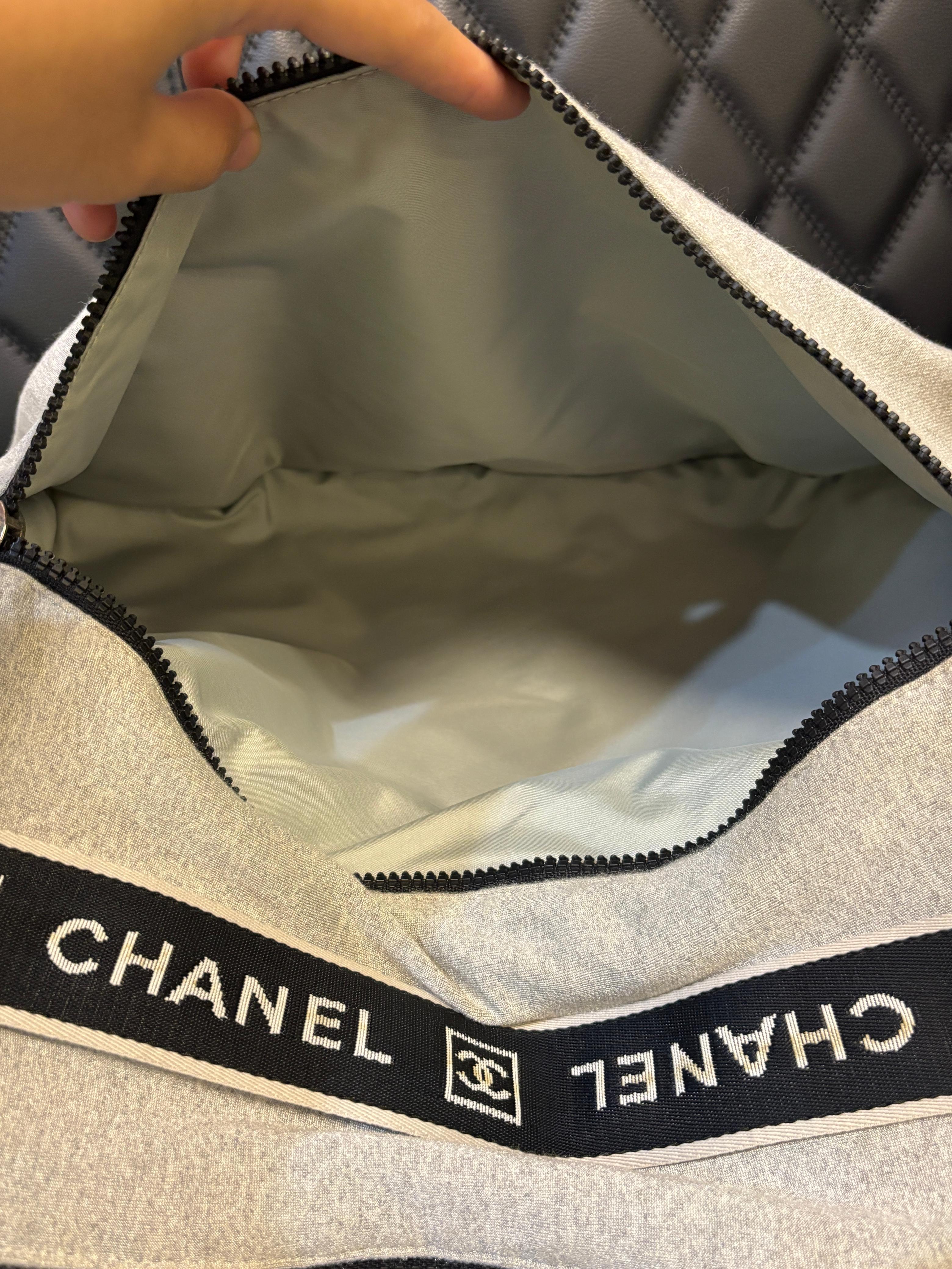 Chanel Sport Bolso Mensajero Grande Lana Gris en Bueno estado para la venta en Jakarta, Daerah Khusus Ibukota Jakarta
