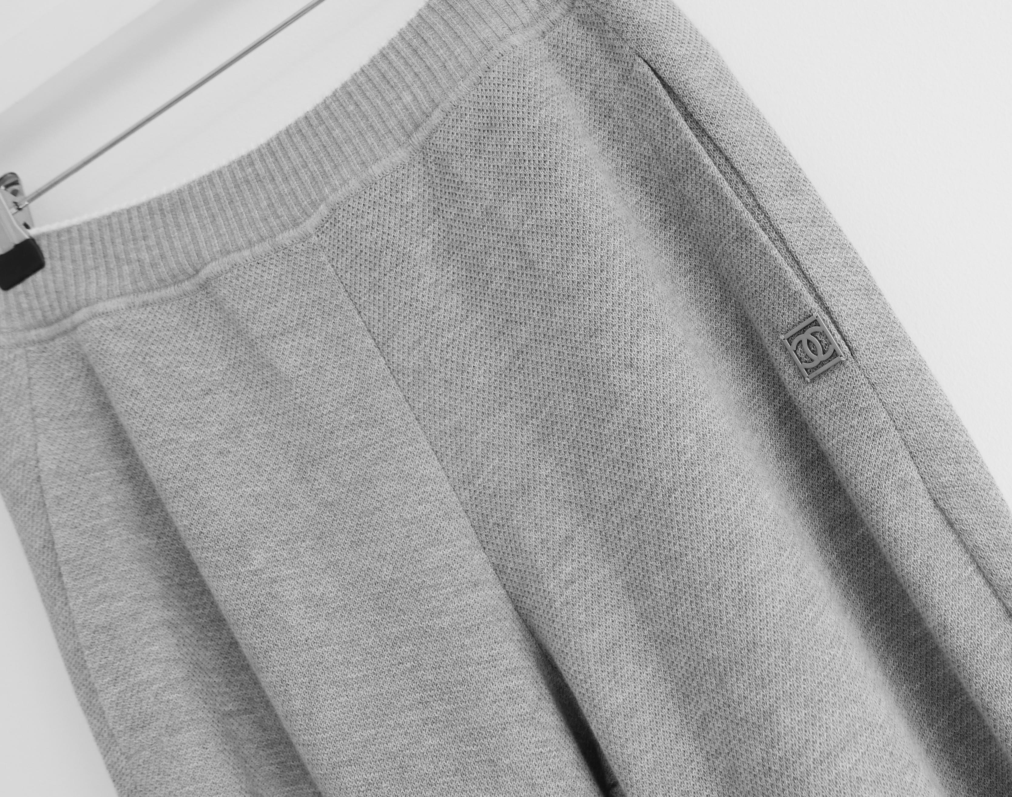 Pantalones de chándal Chanel Sport Line 2009 09P de archivo, súper raros y sin estrenar. Confeccionados en suave jersey gris inspirado en el airtex de mezcla de algodón, tienen cintura ancha de canalé con remate blanco, insignia CC metálica mate,