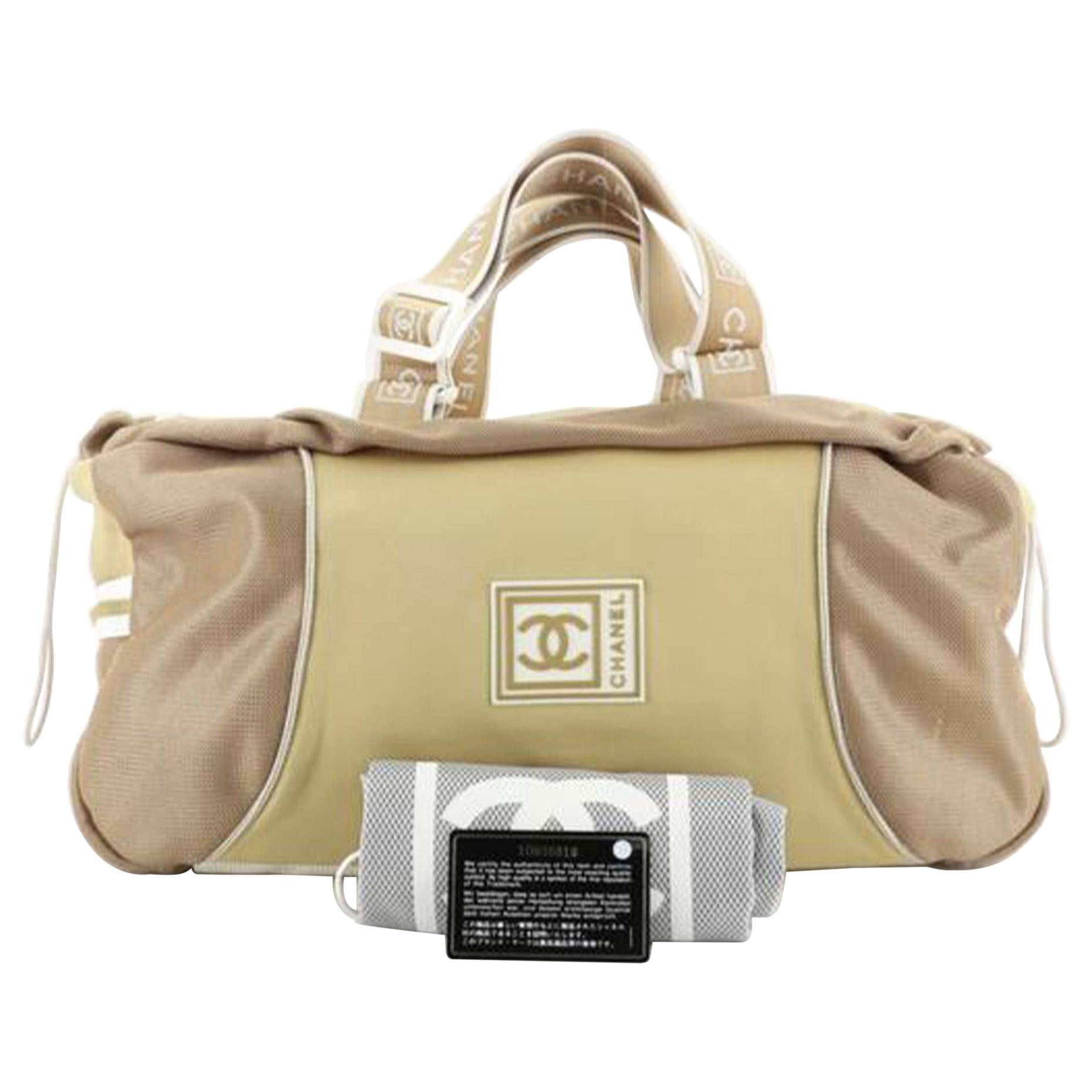 Very good. Small marks on base and handles, slight discoloration and wear in interior, scratches on hardware.

Accessories: Authenticity Card, Dust Bag
Measurements: Handle Drop 8-14