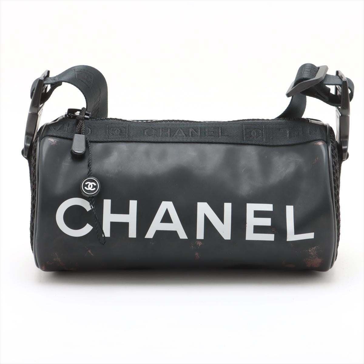 *se enviará alrededor del 1/25

La Bolsa Chanel Sport Line Nylon x Goma es un giro moderno y deportivo a la estética de lujo de la marca. Con un diseño en forma de bolsa, la bolsa está fabricada con nylon resistente y materiales de goma, y ofrece