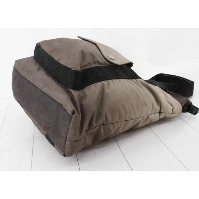 Chanel Sport Line Tote Bag aus grauem Nylon, silberfarbene Beschläge, eine Vordertasche mit Klappe oben, zwei Schulterriemen aus Canvas mit Lederpads, Reißverschluss oben und eine Reißverschlusstasche innen.
 

61316MSC

14