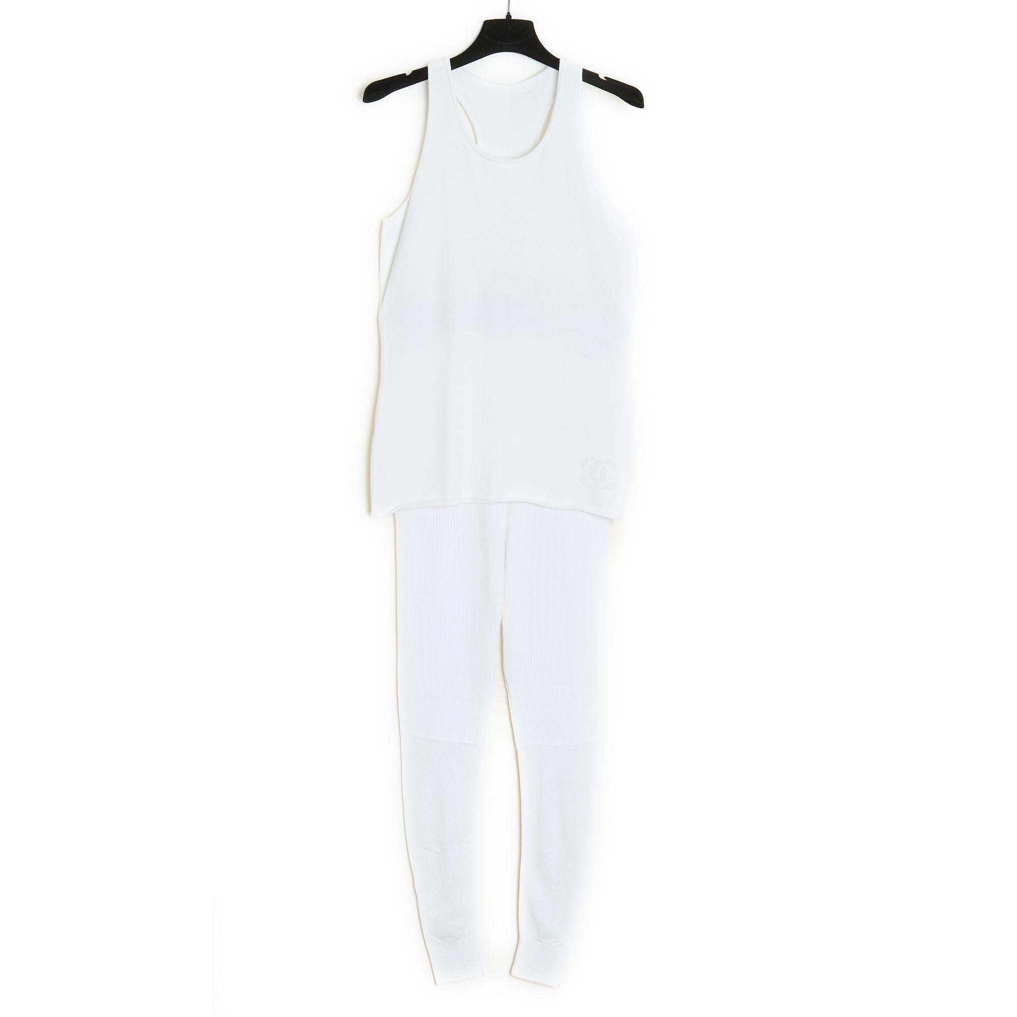 Chanel set probably Sport in white cotton blend knit composed of a tank top with American armholes, straight cut (fairly loose), CC logo knitted at the bottom left (right in the photos) of the top, and leggings different weaves with support bands or