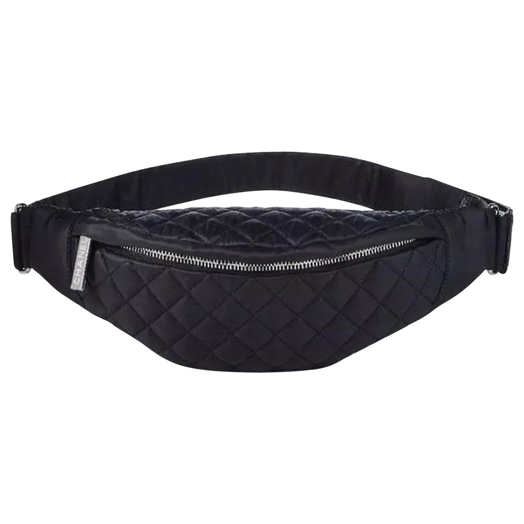 Chanel Sport Marsupio Marsupio Crossbody Banane Raramente venduto

Ferramenta in argento
Chiusura a zip con incisione CC
Cinghia in vita regolabile
Fodera in nylon

Prodotto in Italia