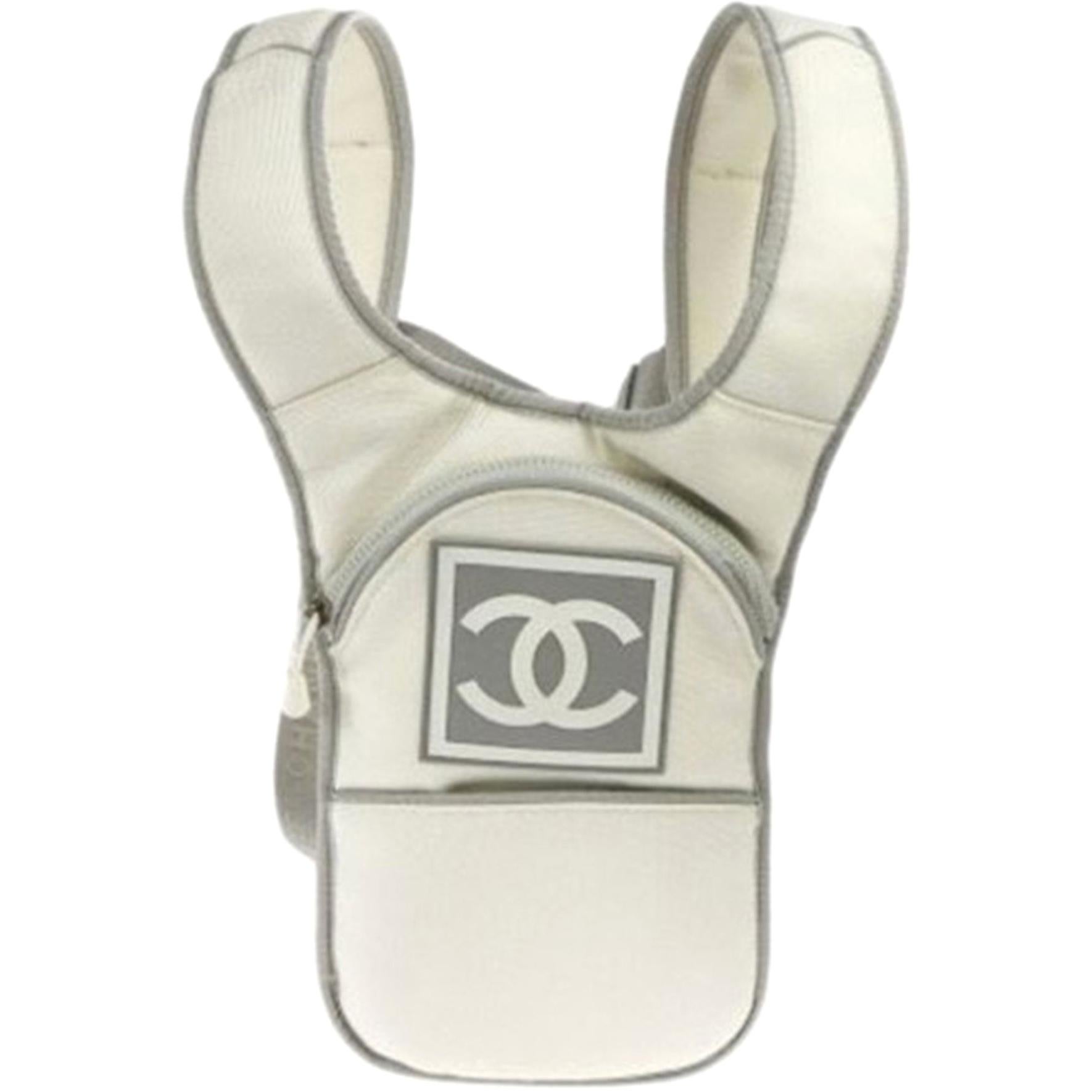 Sac à dos Chanel Sport en nylon blanc et gris Bon état - En vente à Miami, FL