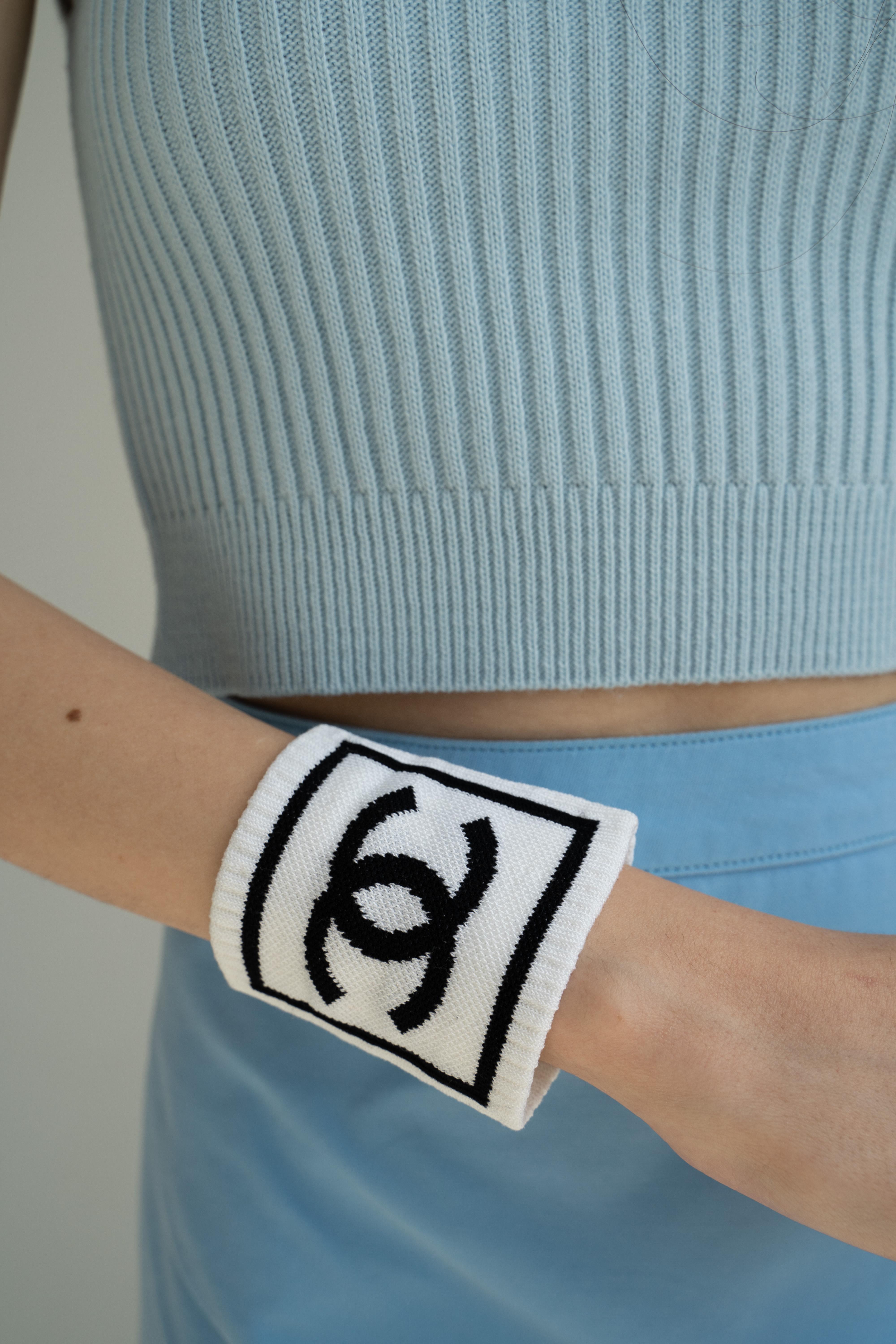 Chanel & Karl Lagerfeld Sports Line Vintage-Armband Y2K 2000er Jahre tenniscore
Chanel von Karl Lagerfeld
Collection'S: 2001-2003
Land der Herstellung: Italien
Zusammensetzung: 65% Baumwolle, 25% Polyamid, 10% Elasthan
Farbe: 

Abmessungen:
Länge