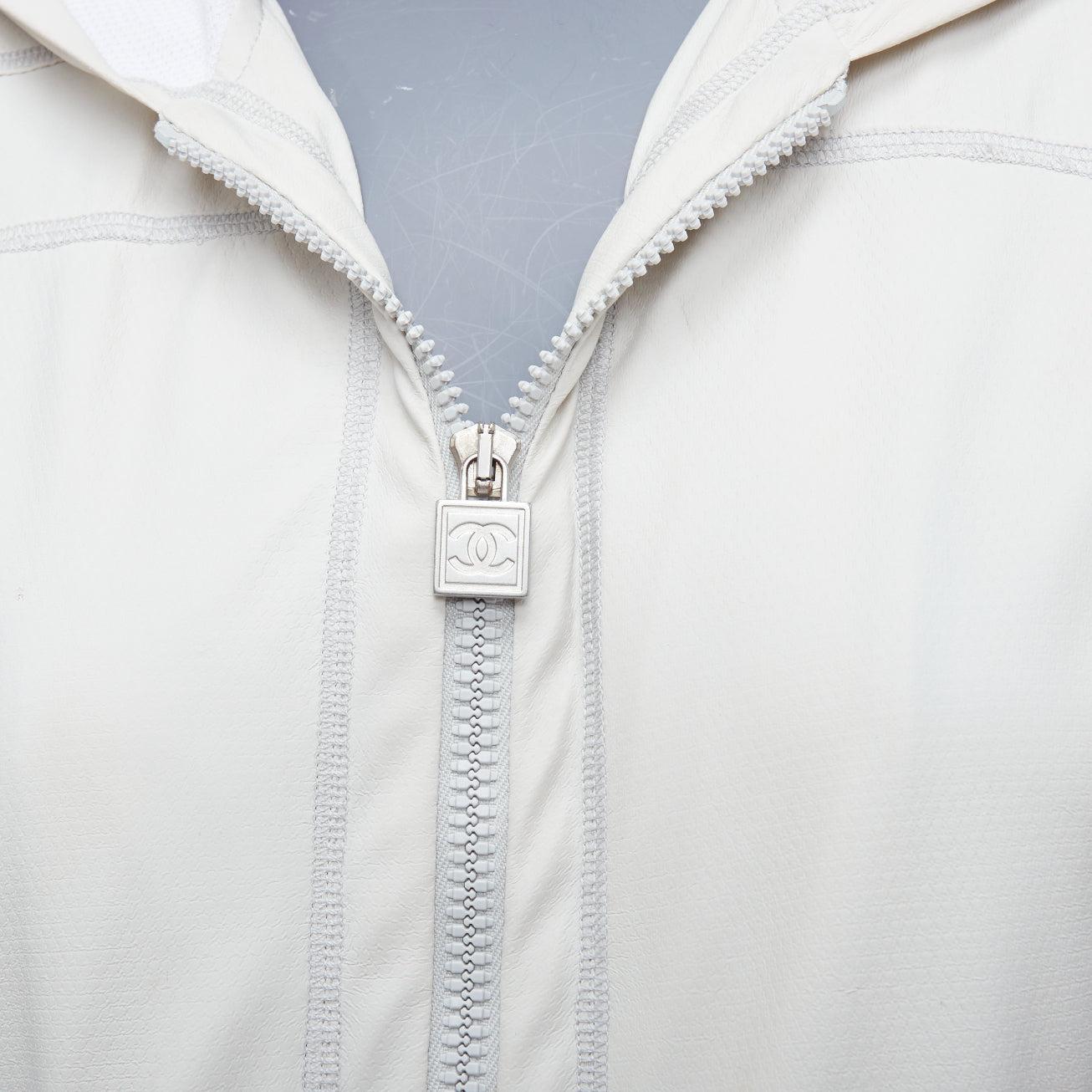CHANEL Sports 05P light grey CC zip sporty hooded windbreaker jacket FR38 M
Reference: TGAS/E00151
Brand: Chanel
Designer: Karl Lagerfeld
Collection: 05P
Material: Polyester, Blend
Color: Cream, Silver
Pattern: Solid
Closure: Zip
Lining: White