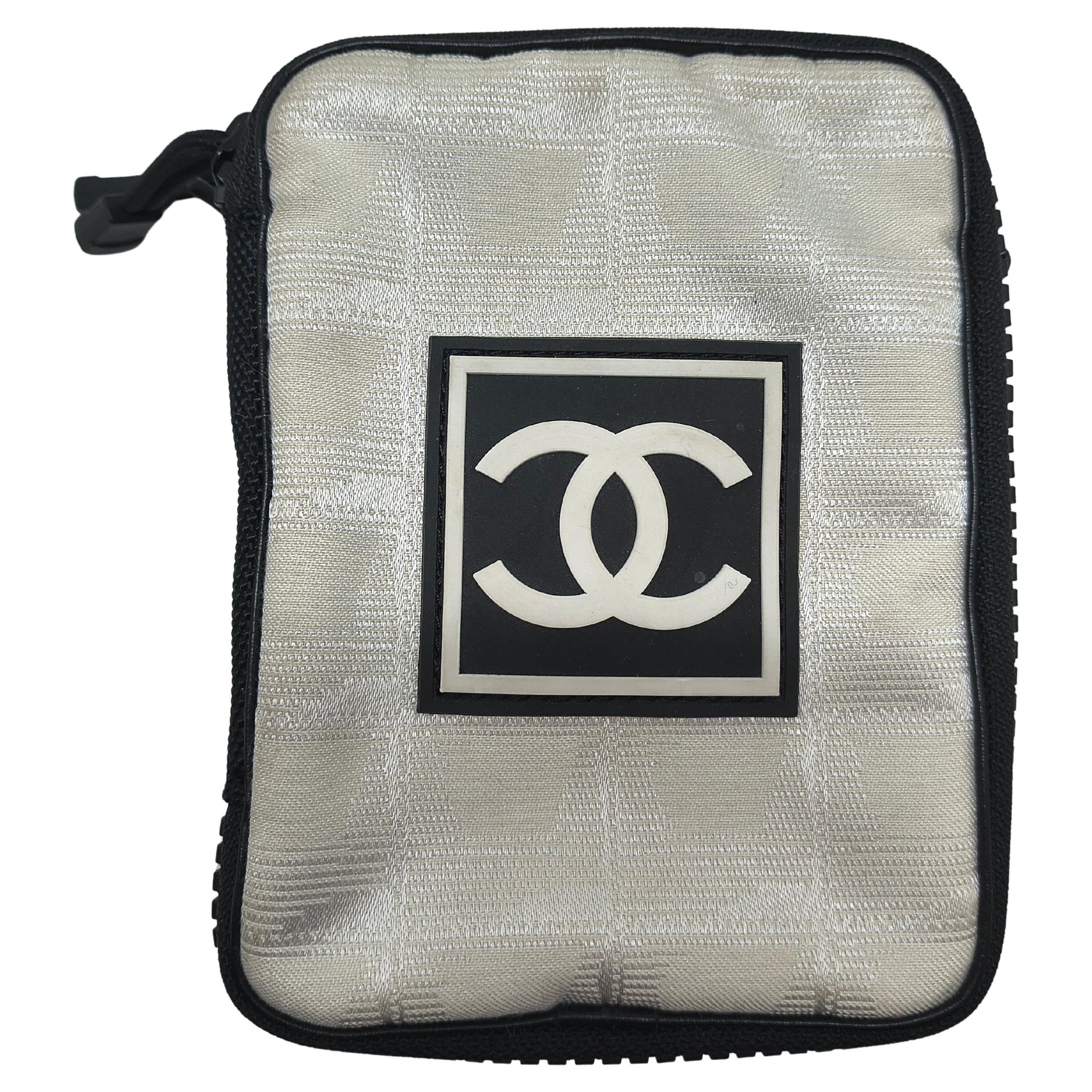 Chanel Sports Line Nero e Bianco CC Rubber Logo Camera Sling Waist Duo Bag

Eleva il tuo stile athleisure con questa rara borsa Chanel Sports Line Camera Sling Waist Duo, un pezzo forte della collezione Sport Line di Chanel dei primi anni 2000.