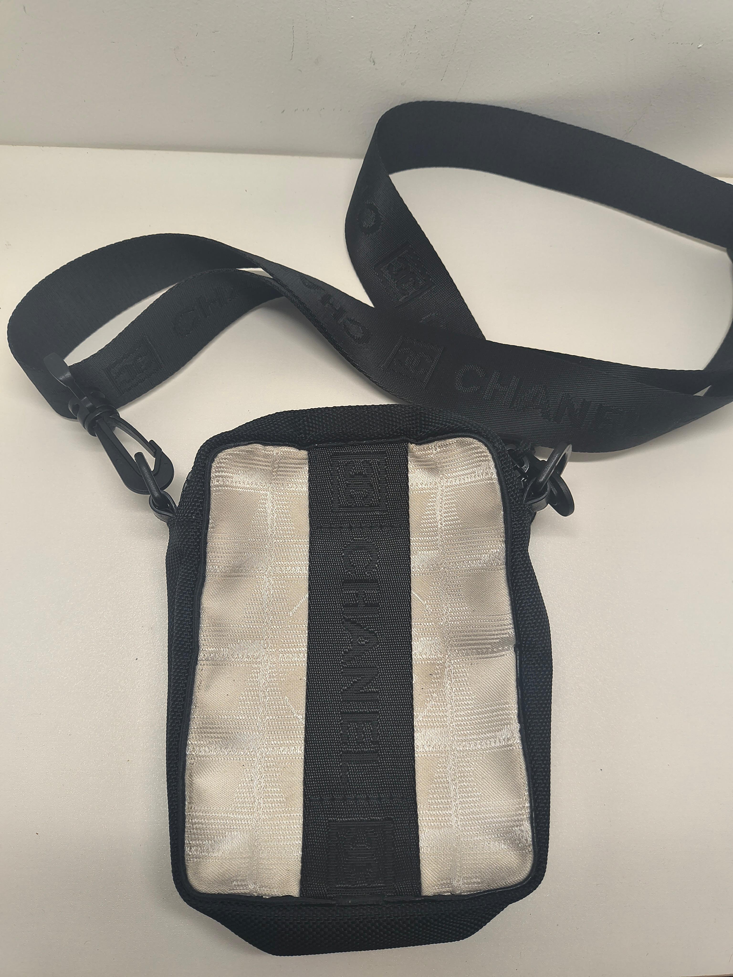 Chanel Sports Line Nero e Bianco CC Rubber Logo Camera Sling Waist Duo Bag

Eleva il tuo stile athleisure con questa rara borsa Chanel Sports Line Camera Sling Waist Duo, un pezzo forte della collezione Sport Line di Chanel dei primi anni 2000.