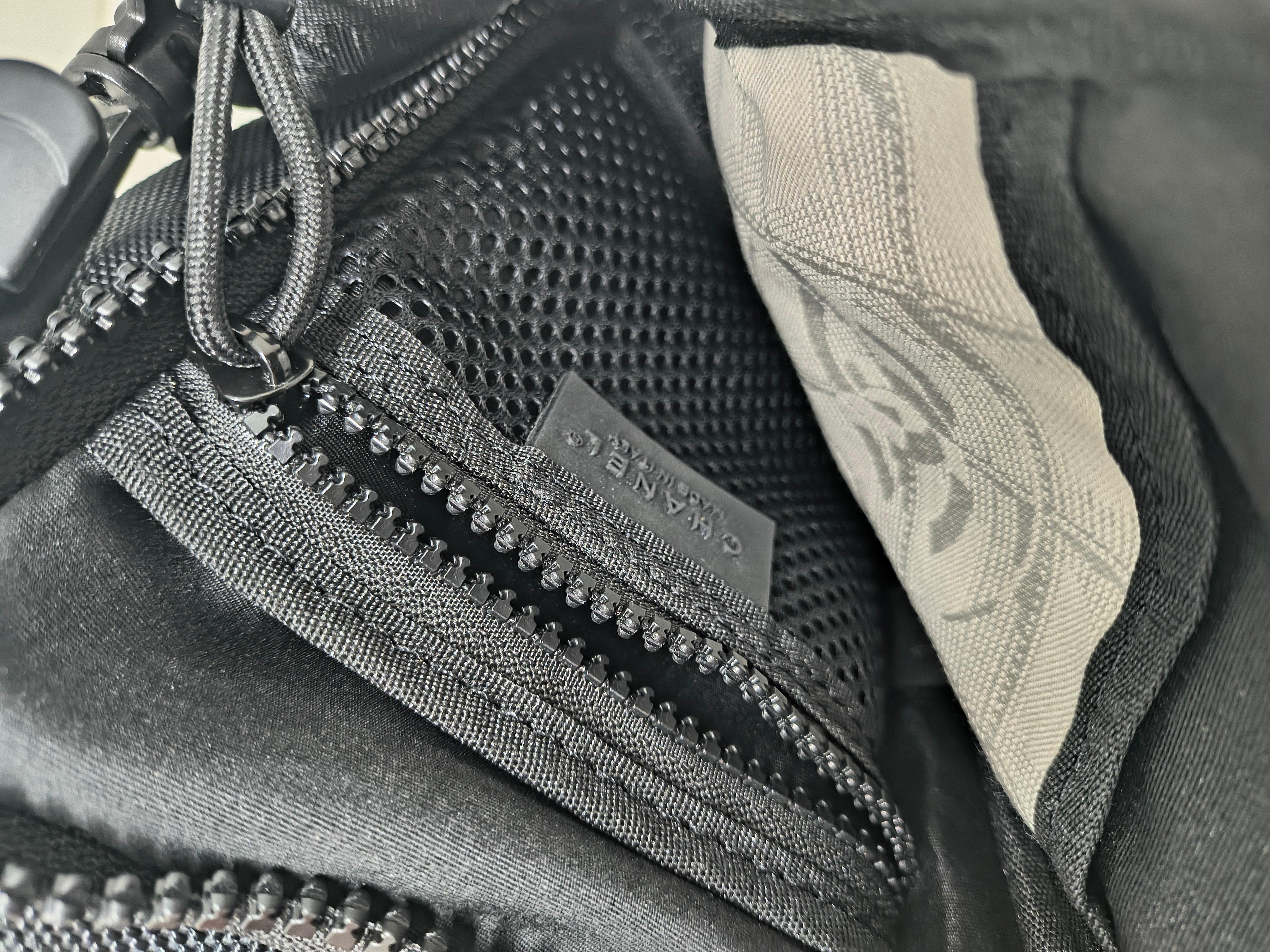 da uomo o donna Chanel Sports Line Nero e Bianco CC Rubber Logo Camera Crossbody Waist Duo Bag in vendita
