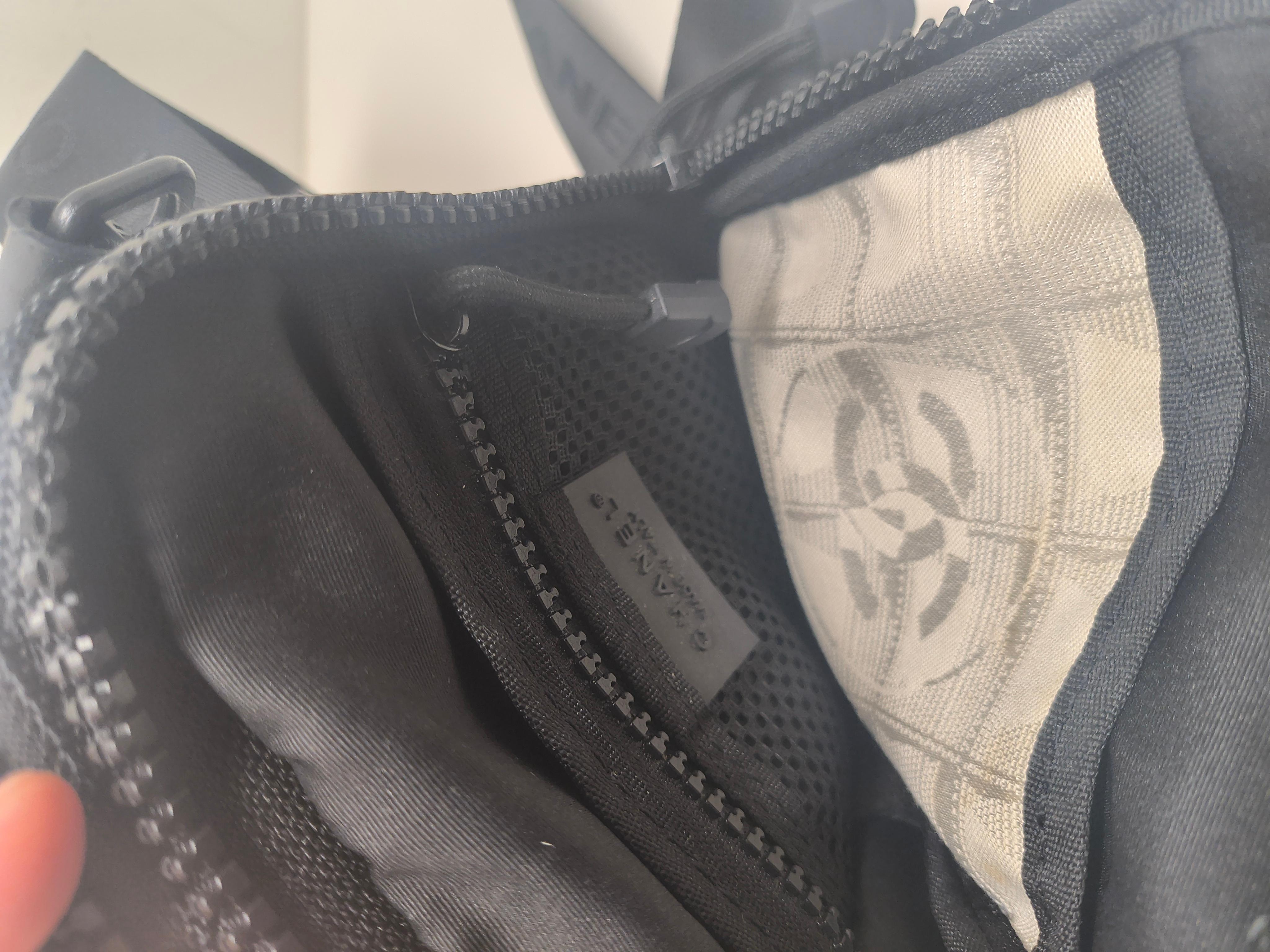 da uomo o donna Chanel Sports Line Nero e Bianco CC Rubber Logo Camera Crossbody Waist Duo Bag in vendita
