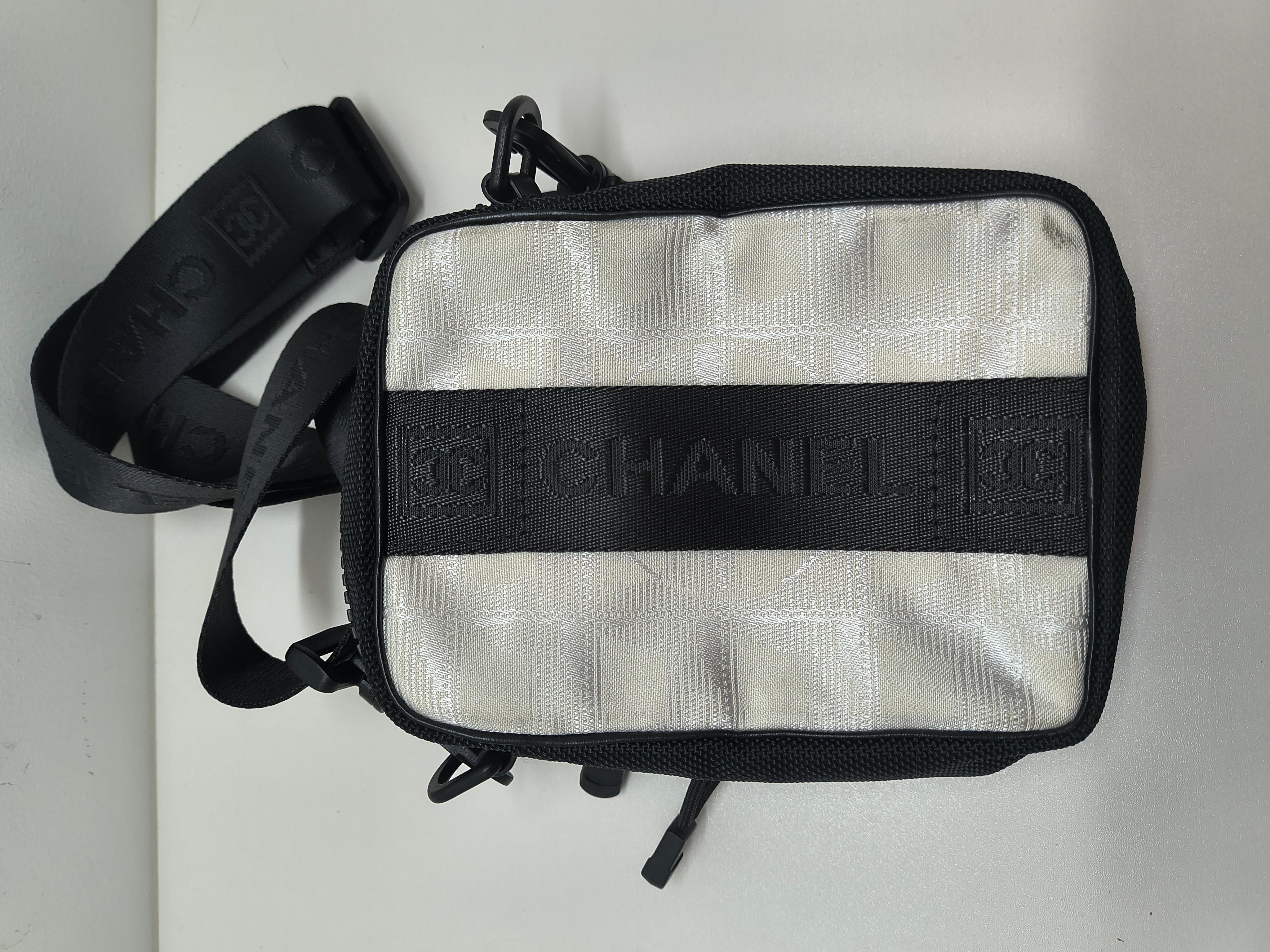 Chanel Sports Line Nero e Bianco CC Rubber Logo Camera Crossbody Waist Duo Bag in vendita 2