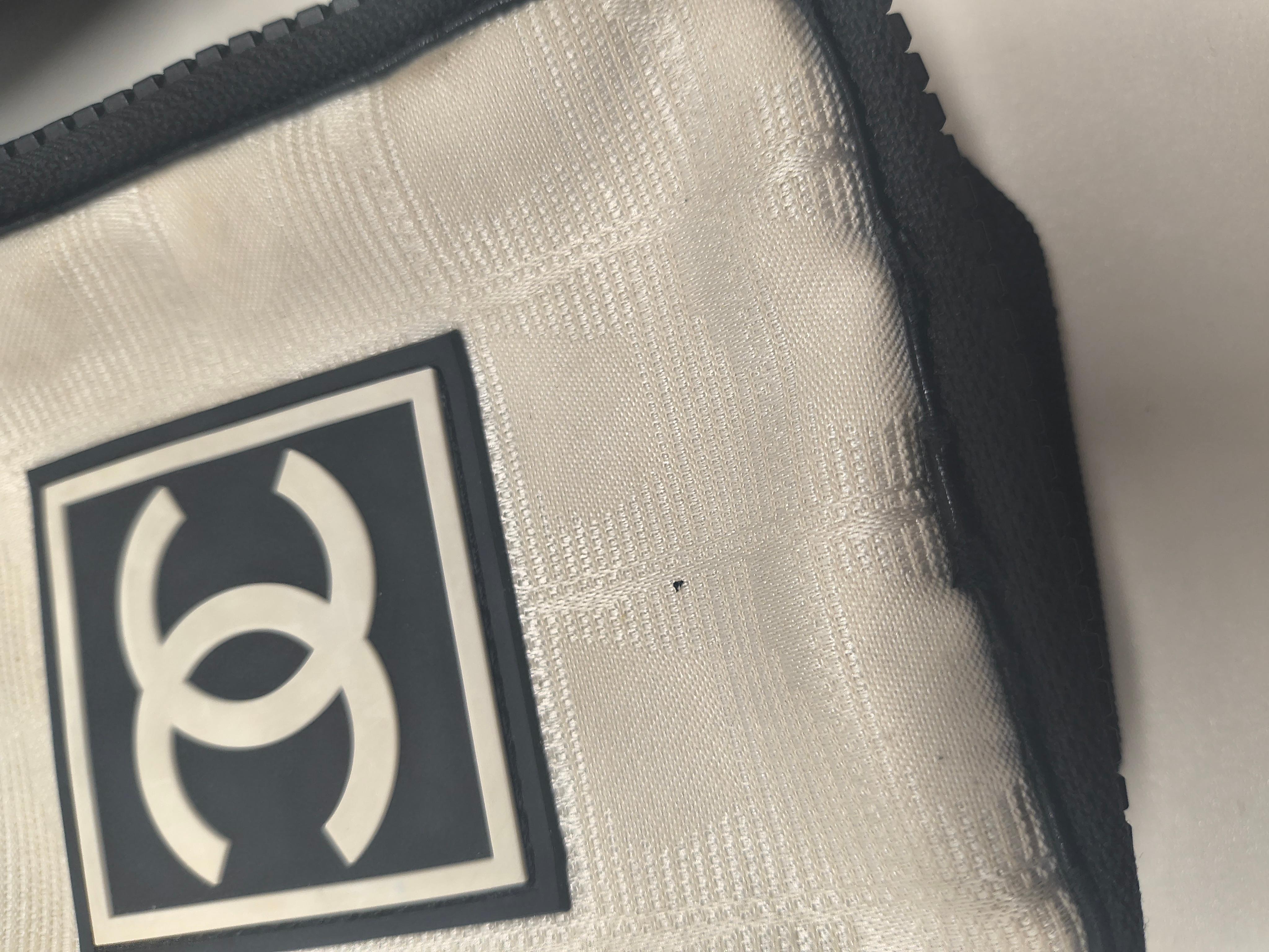 Chanel Sports Line Nero e Bianco CC Rubber Logo Camera Crossbody Waist Duo Bag in vendita 2
