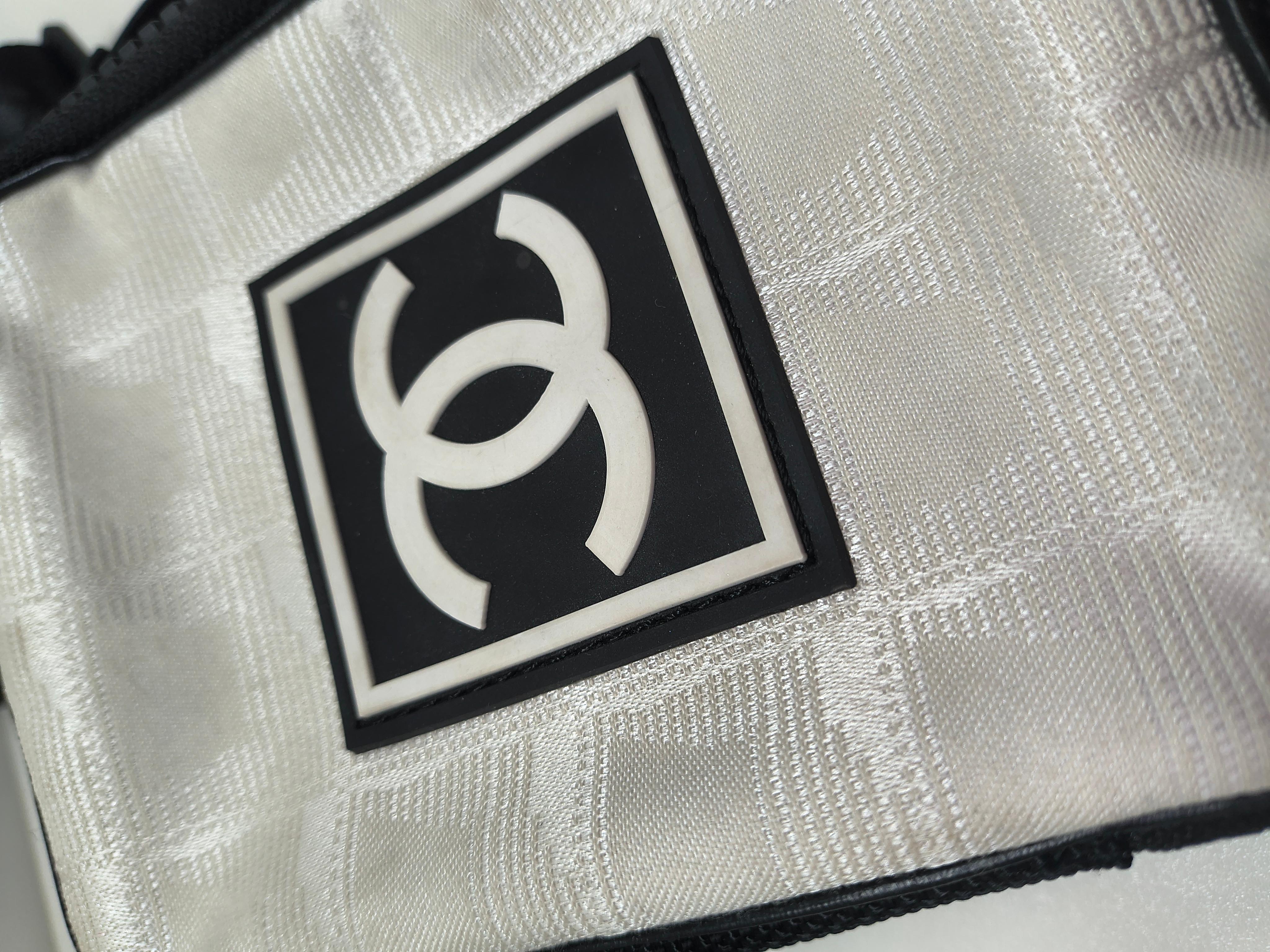 Chanel Sports Line Nero e Bianco CC Rubber Logo Camera Crossbody Waist Duo Bag in vendita 3