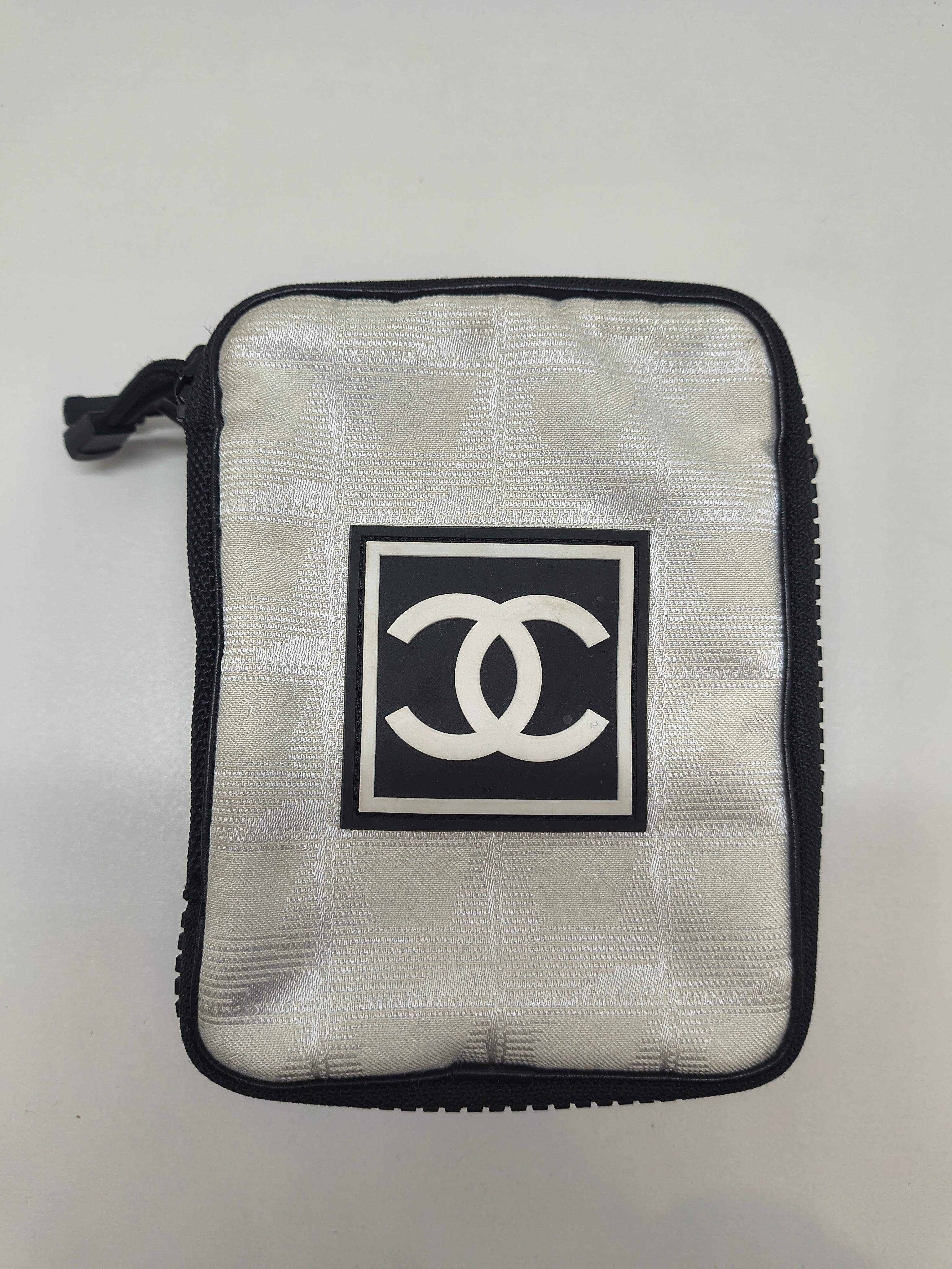 Chanel Sports Line Nero e Bianco CC Rubber Logo Camera Crossbody Waist Duo Bag in vendita 4